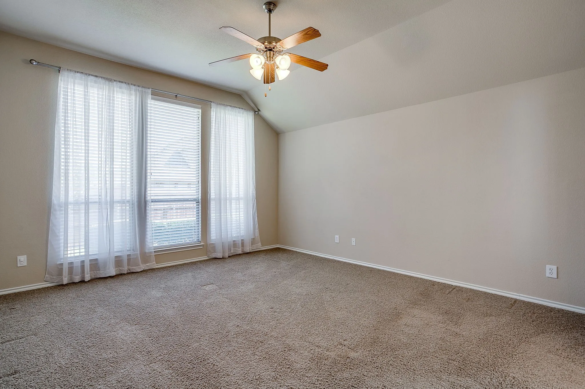 Single Family Residence For Rent in Tarrant County , 6 Beechcreek Drive, Edgecliff Village, Texas 76134, 3 Bedroom, 2 Bathroom, 2 Garage spaces, 2,404 Sqft, built in 2009, mls#21363600, Real Estate Agent in Edgecliff Village, Homes For Rent in Tarrant county, Homes For Rent in Edgecliff Village, Realtor in Edgecliff Village Texas, Real Estate Brokerage Independent Realty Texas, Luminita Cordes Realtor