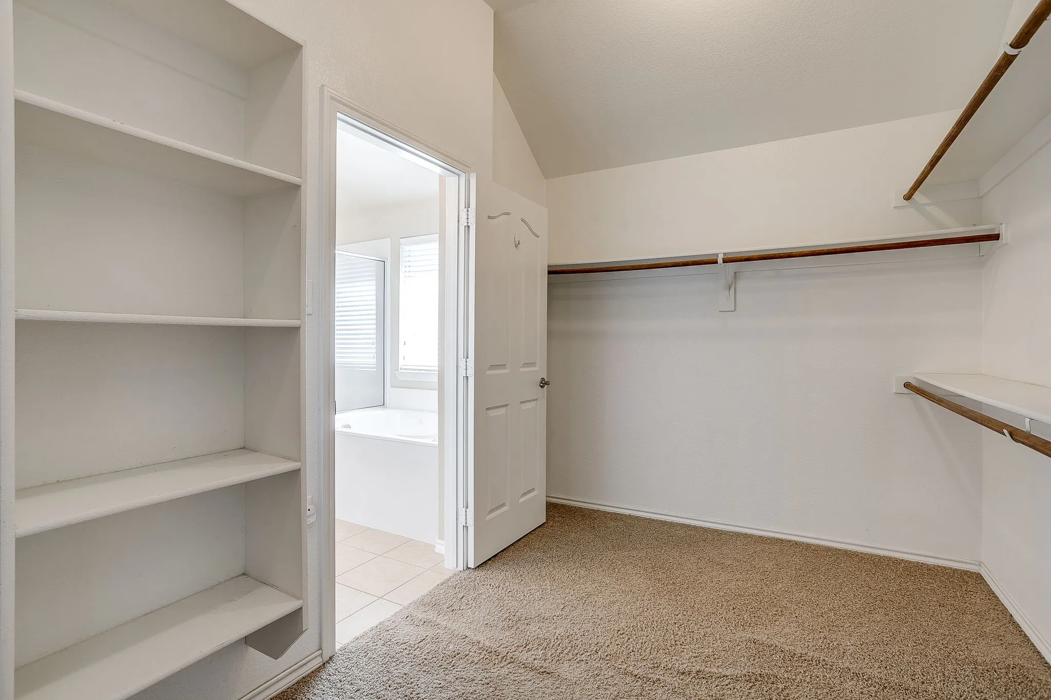 Single Family Residence For Rent in Tarrant County , 6 Beechcreek Drive, Edgecliff Village, Texas 76134, 3 Bedroom, 2 Bathroom, 2 Garage spaces, 2,404 Sqft, built in 2009, mls#21363600, Real Estate Agent in Edgecliff Village, Homes For Rent in Tarrant county, Homes For Rent in Edgecliff Village, Realtor in Edgecliff Village Texas, Real Estate Brokerage Independent Realty Texas, Luminita Cordes Realtor