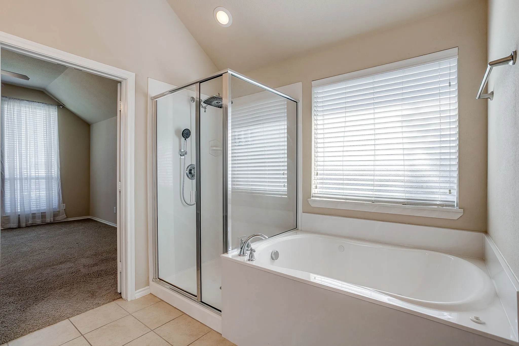 Single Family Residence For Rent in Tarrant County , 6 Beechcreek Drive, Edgecliff Village, Texas 76134, 3 Bedroom, 2 Bathroom, 2 Garage spaces, 2,404 Sqft, built in 2009, mls#21363600, Real Estate Agent in Edgecliff Village, Homes For Rent in Tarrant county, Homes For Rent in Edgecliff Village, Realtor in Edgecliff Village Texas, Real Estate Brokerage Independent Realty Texas, Luminita Cordes Realtor