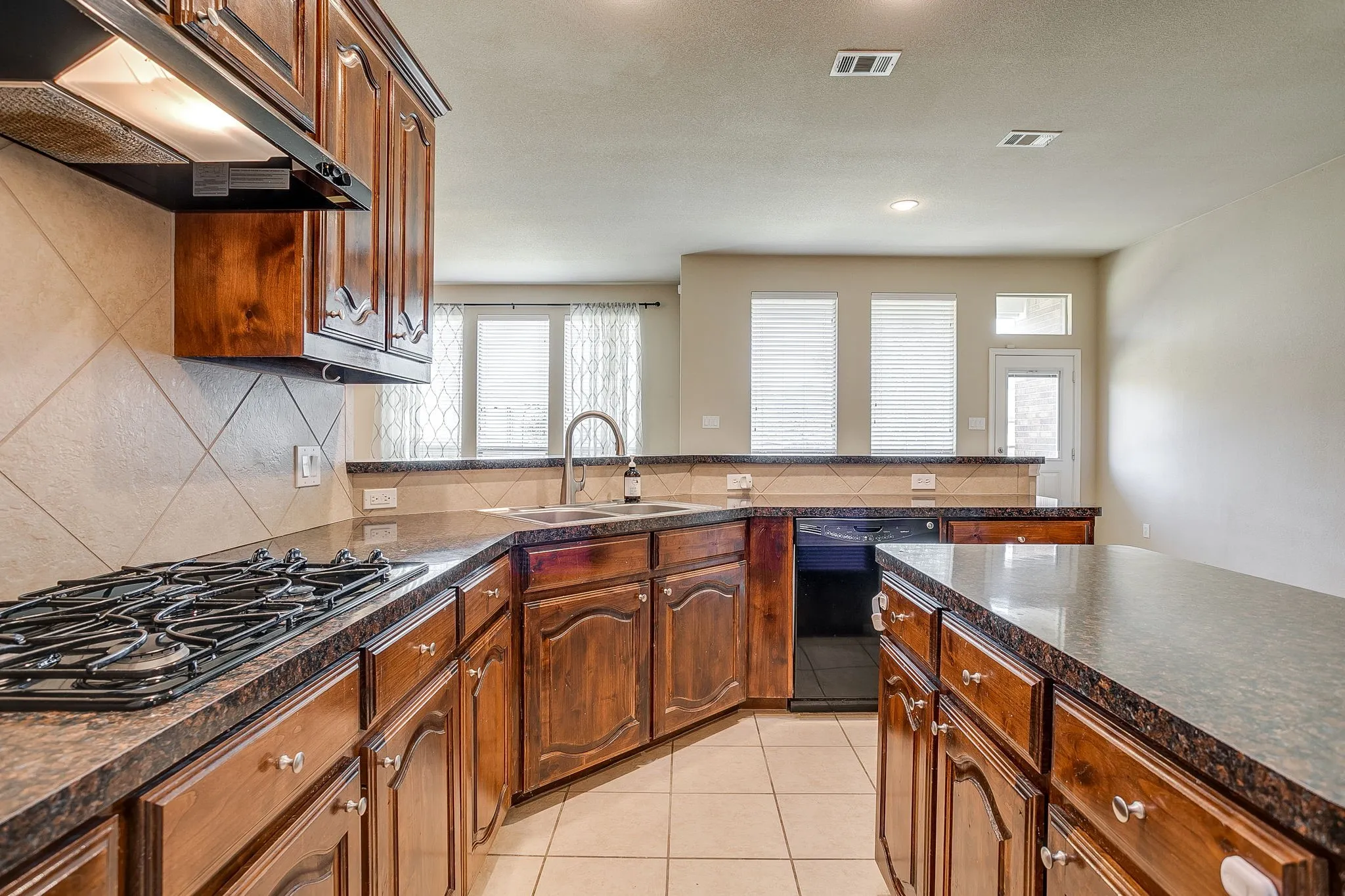 Single Family Residence For Rent in Tarrant County , 6 Beechcreek Drive, Edgecliff Village, Texas 76134, 3 Bedroom, 2 Bathroom, 2 Garage spaces, 2,404 Sqft, built in 2009, mls#21363600, Real Estate Agent in Edgecliff Village, Homes For Rent in Tarrant county, Homes For Rent in Edgecliff Village, Realtor in Edgecliff Village Texas, Real Estate Brokerage Independent Realty Texas, Luminita Cordes Realtor