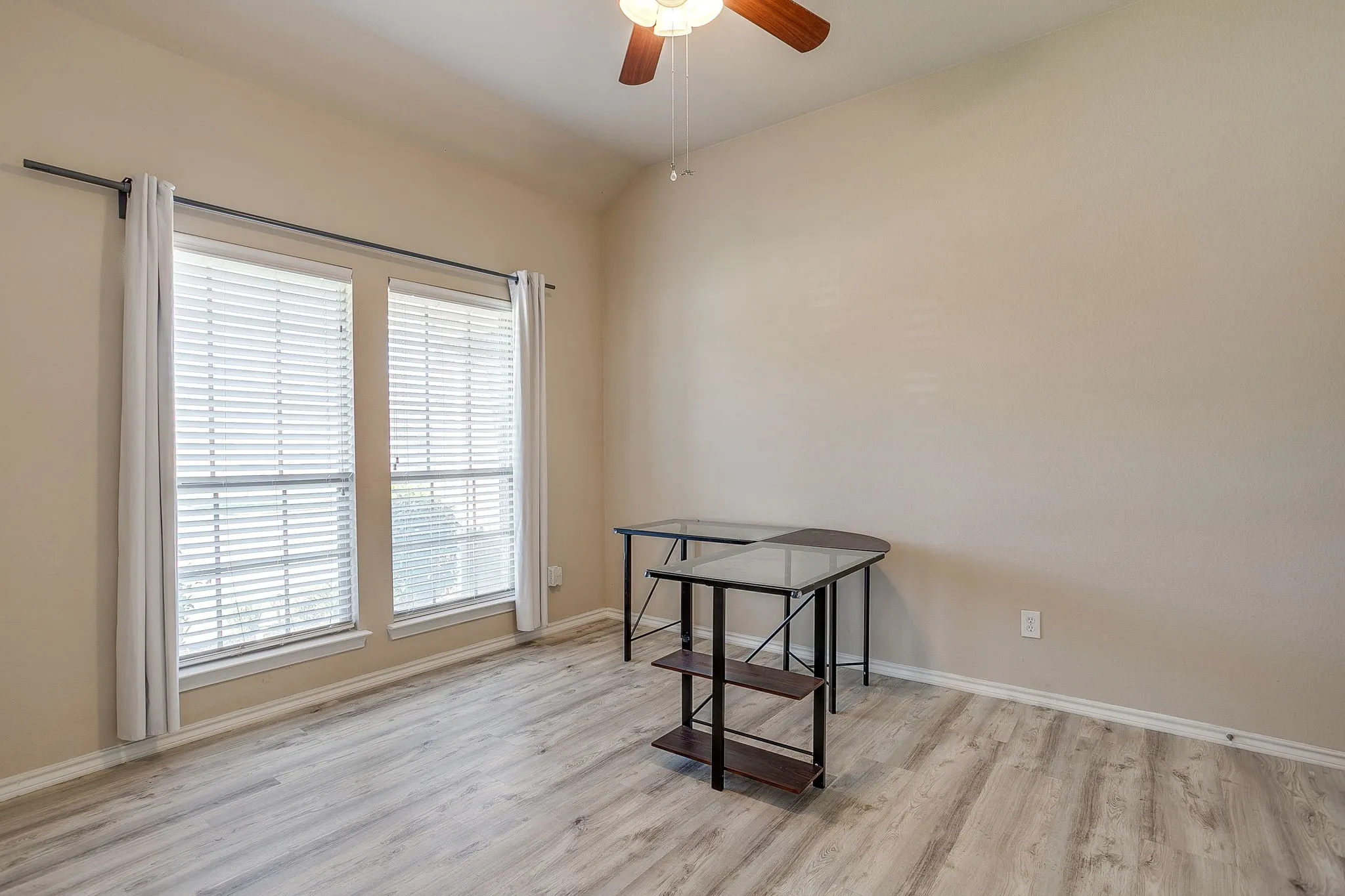 Single Family Residence For Rent in Tarrant County , 6 Beechcreek Drive, Edgecliff Village, Texas 76134, 3 Bedroom, 2 Bathroom, 2 Garage spaces, 2,404 Sqft, built in 2009, mls#21363600, Real Estate Agent in Edgecliff Village, Homes For Rent in Tarrant county, Homes For Rent in Edgecliff Village, Realtor in Edgecliff Village Texas, Real Estate Brokerage Independent Realty Texas, Luminita Cordes Realtor