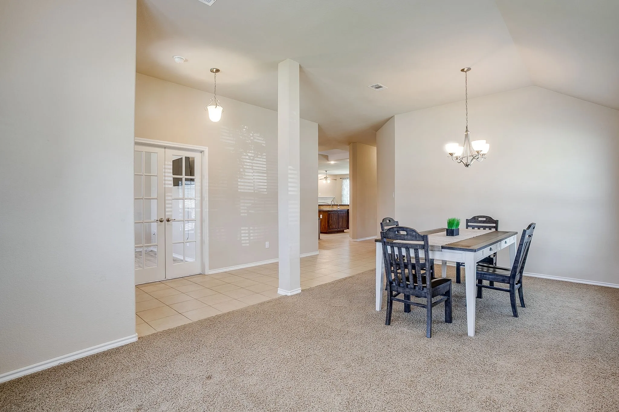 Single Family Residence For Rent in Tarrant County , 6 Beechcreek Drive, Edgecliff Village, Texas 76134, 3 Bedroom, 2 Bathroom, 2 Garage spaces, 2,404 Sqft, built in 2009, mls#21363600, Real Estate Agent in Edgecliff Village, Homes For Rent in Tarrant county, Homes For Rent in Edgecliff Village, Realtor in Edgecliff Village Texas, Real Estate Brokerage Independent Realty Texas, Luminita Cordes Realtor
