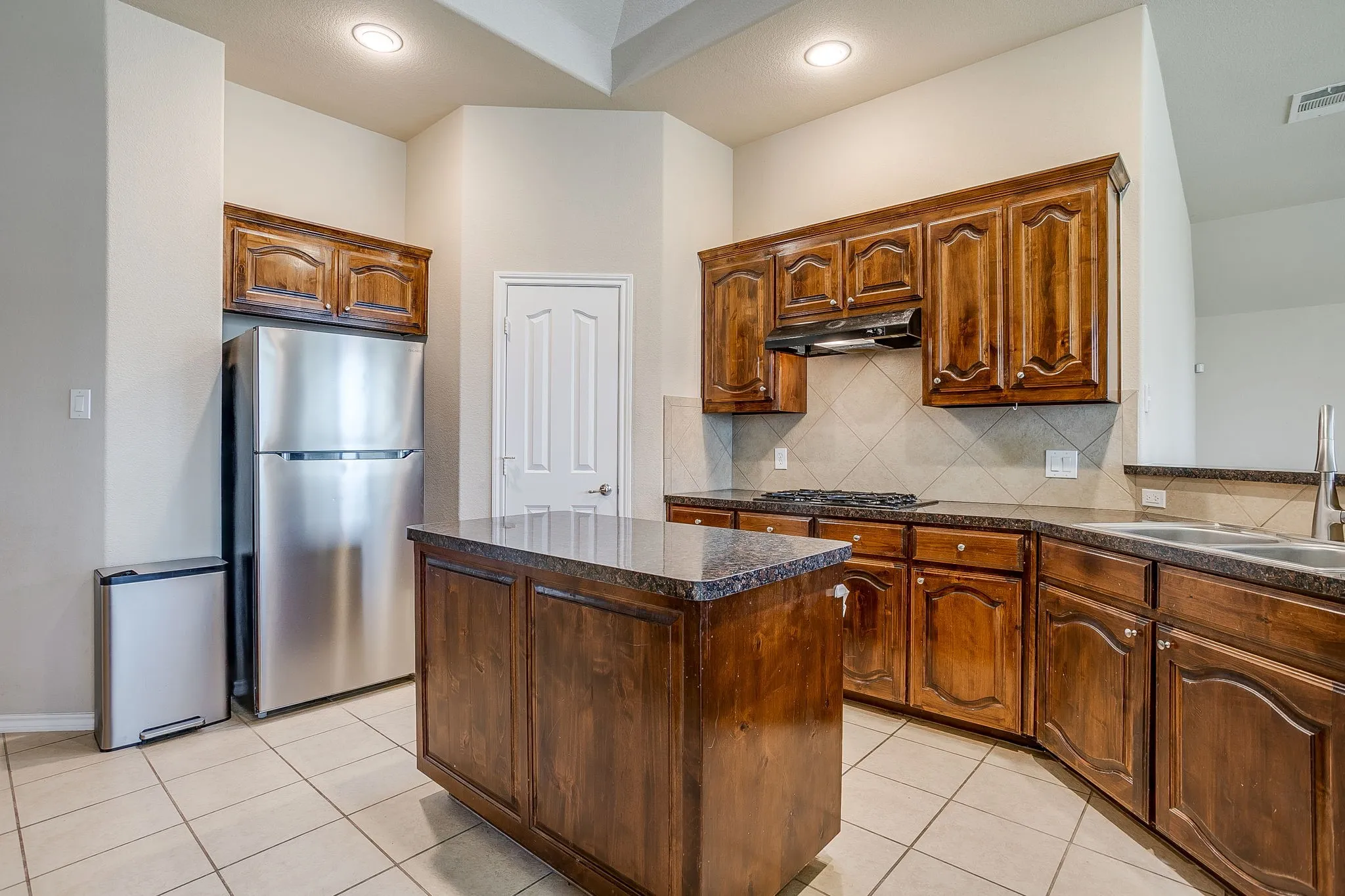 Single Family Residence For Rent in Tarrant County , 6 Beechcreek Drive, Edgecliff Village, Texas 76134, 3 Bedroom, 2 Bathroom, 2 Garage spaces, 2,404 Sqft, built in 2009, mls#21363600, Real Estate Agent in Edgecliff Village, Homes For Rent in Tarrant county, Homes For Rent in Edgecliff Village, Realtor in Edgecliff Village Texas, Real Estate Brokerage Independent Realty Texas, Luminita Cordes Realtor