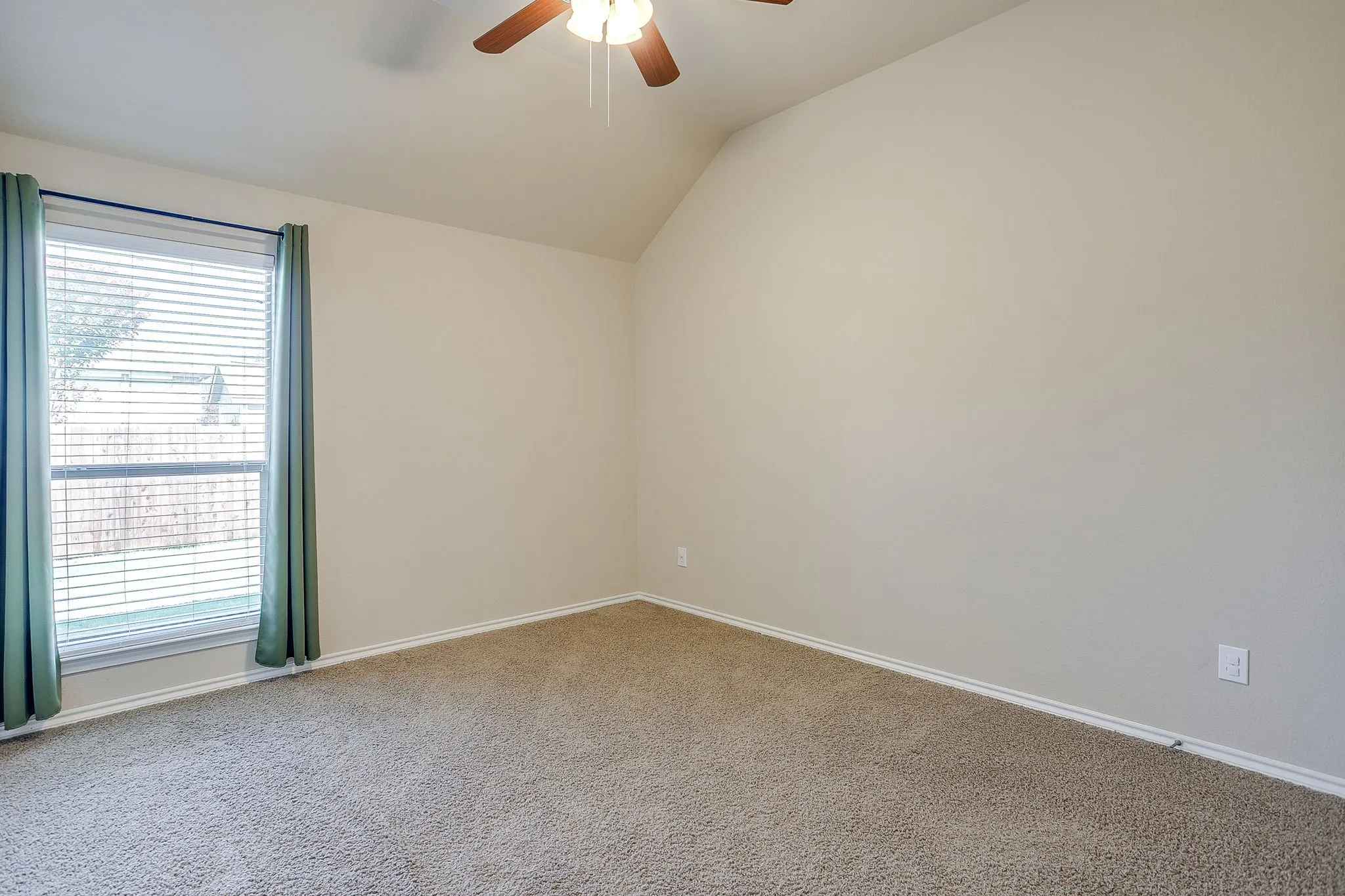 Single Family Residence For Rent in Tarrant County , 6 Beechcreek Drive, Edgecliff Village, Texas 76134, 3 Bedroom, 2 Bathroom, 2 Garage spaces, 2,404 Sqft, built in 2009, mls#21363600, Real Estate Agent in Edgecliff Village, Homes For Rent in Tarrant county, Homes For Rent in Edgecliff Village, Realtor in Edgecliff Village Texas, Real Estate Brokerage Independent Realty Texas, Luminita Cordes Realtor