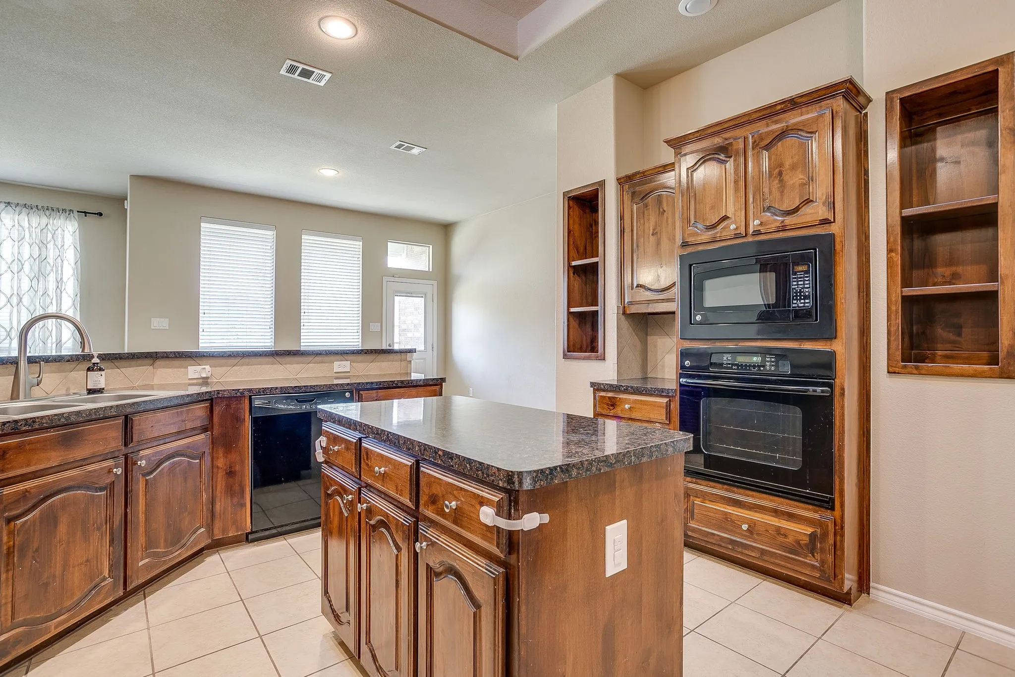 Single Family Residence For Rent in Tarrant County , 6 Beechcreek Drive, Edgecliff Village, Texas 76134, 3 Bedroom, 2 Bathroom, 2 Garage spaces, 2,404 Sqft, built in 2009, mls#21363600, Real Estate Agent in Edgecliff Village, Homes For Rent in Tarrant county, Homes For Rent in Edgecliff Village, Realtor in Edgecliff Village Texas, Real Estate Brokerage Independent Realty Texas, Luminita Cordes Realtor
