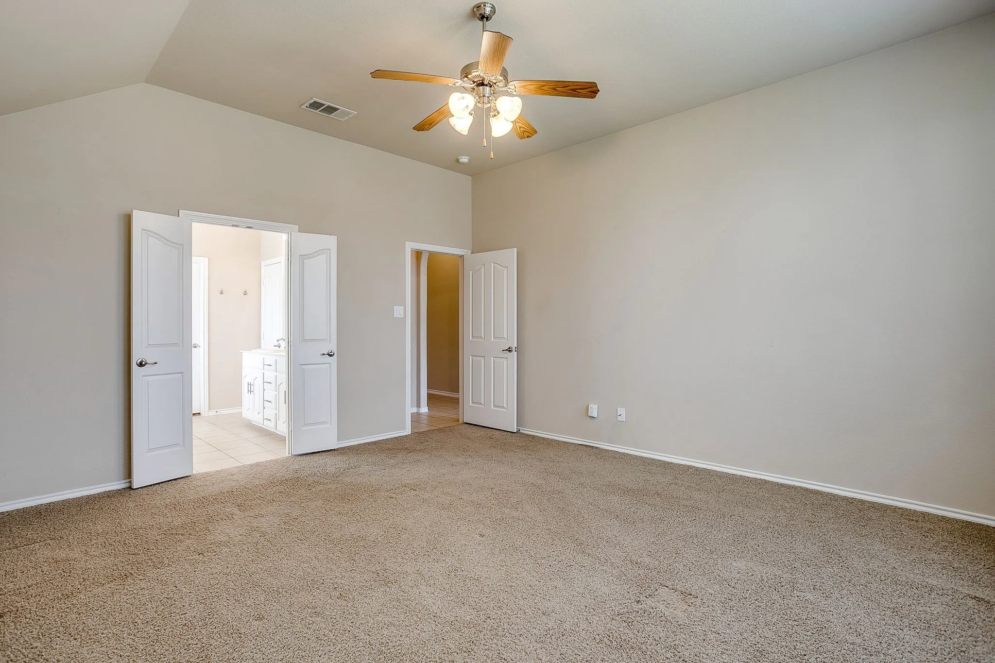 Single Family Residence For Rent in Tarrant County , 6 Beechcreek Drive, Edgecliff Village, Texas 76134, 3 Bedroom, 2 Bathroom, 2 Garage spaces, 2,404 Sqft, built in 2009, mls#21363600, Real Estate Agent in Edgecliff Village, Homes For Rent in Tarrant county, Homes For Rent in Edgecliff Village, Realtor in Edgecliff Village Texas, Real Estate Brokerage Independent Realty Texas, Luminita Cordes Realtor