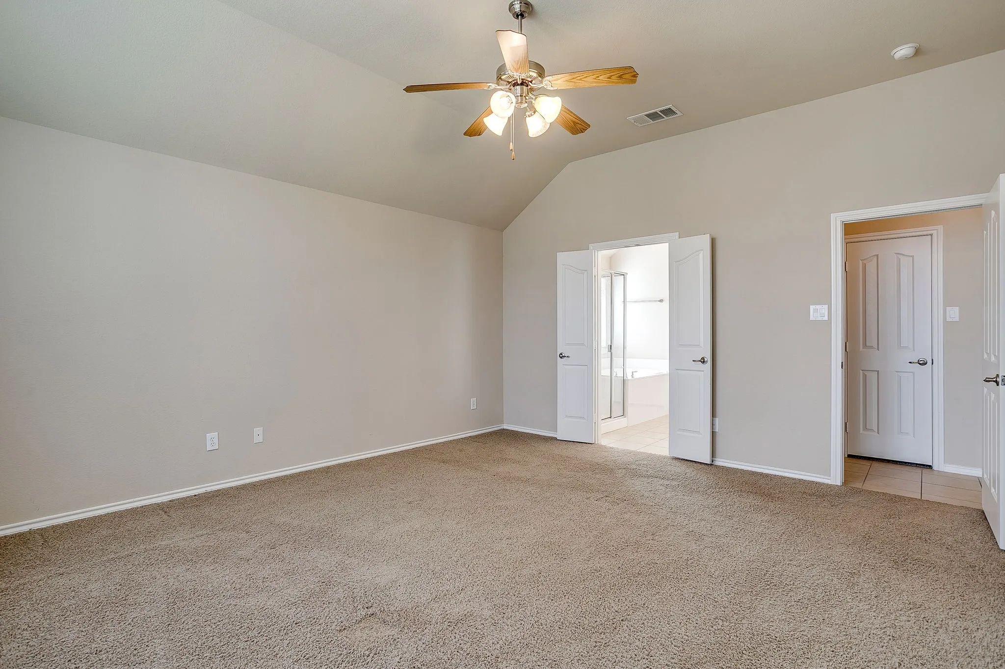 Single Family Residence For Rent in Tarrant County , 6 Beechcreek Drive, Edgecliff Village, Texas 76134, 3 Bedroom, 2 Bathroom, 2 Garage spaces, 2,404 Sqft, built in 2009, mls#21363600, Real Estate Agent in Edgecliff Village, Homes For Rent in Tarrant county, Homes For Rent in Edgecliff Village, Realtor in Edgecliff Village Texas, Real Estate Brokerage Independent Realty Texas, Luminita Cordes Realtor