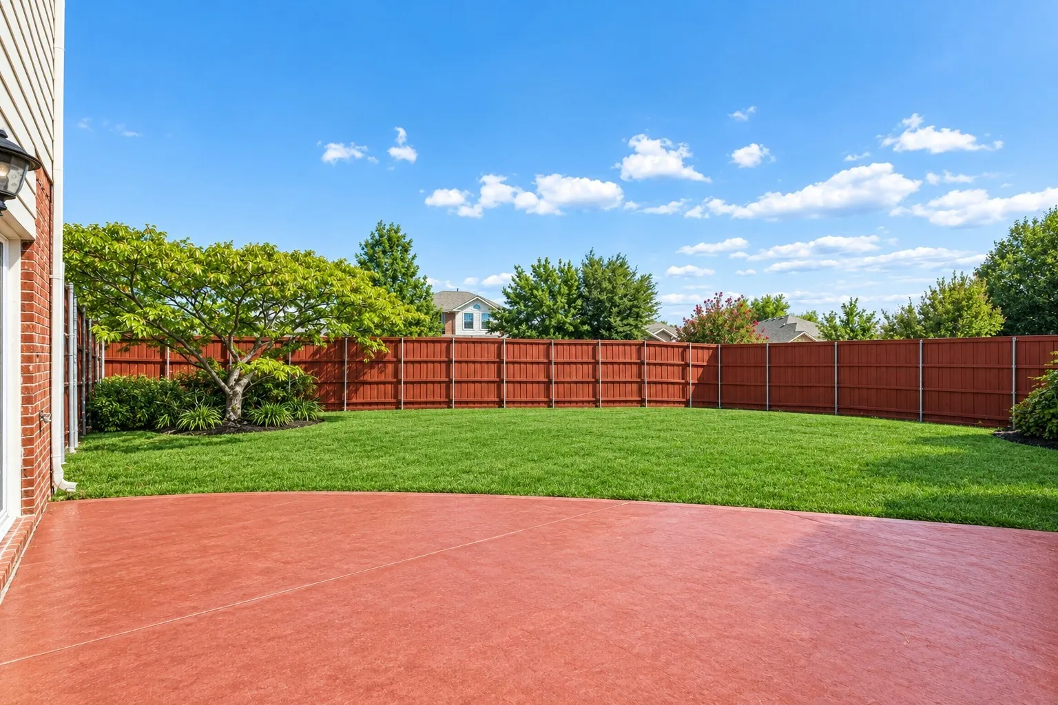 Patio & Yard - virtually staged