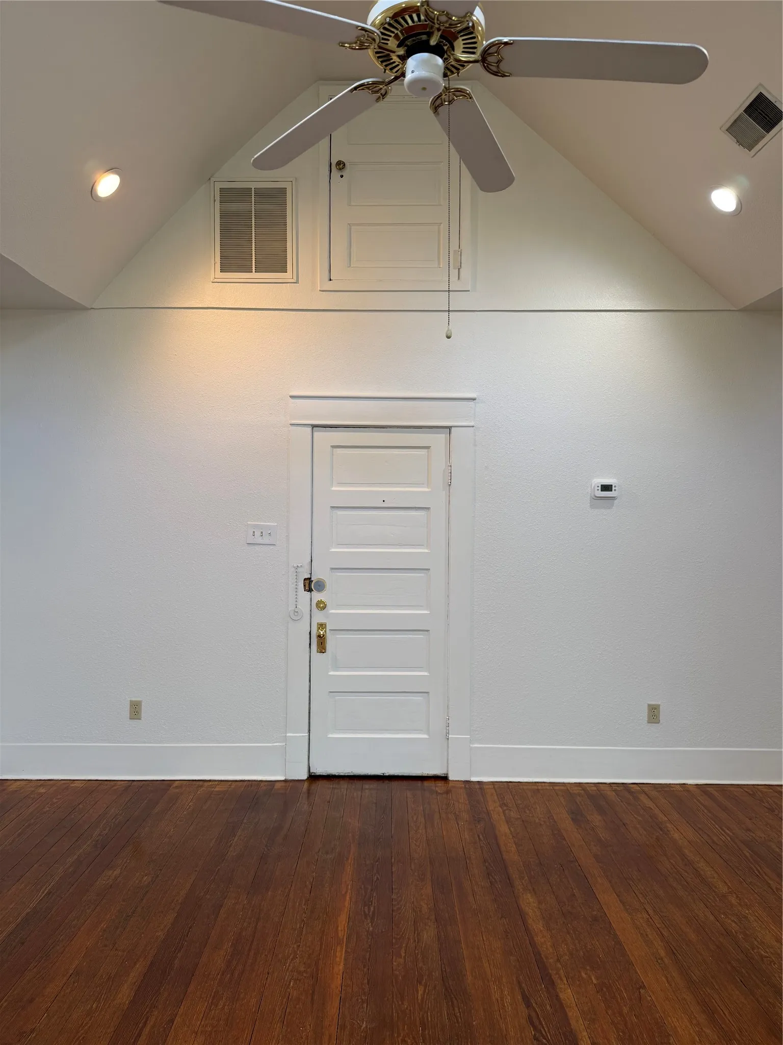 Apartment For Rent in Denton County , 715 W Hickory A4, Denton, Texas 76201, 1 Bedroom, 1 Bathroom, Garage spaces, 583 Sqft, built in 1930, mls#21359722, Real Estate Agent in Denton, Homes For Rent in Denton county, Homes For Rent in Denton, Realtor in Denton Texas, Real Estate Brokerage Independent Realty Texas, Luminita Cordes Realtor