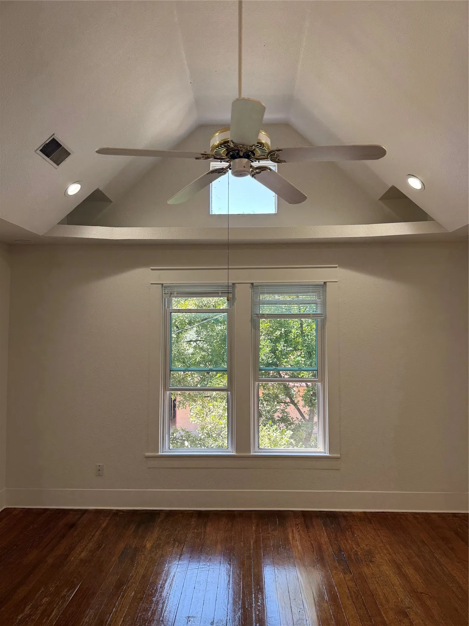 Apartment For Rent in Denton County , 715 W Hickory A4, Denton, Texas 76201, 1 Bedroom, 1 Bathroom, Garage spaces, 583 Sqft, built in 1930, mls#21359722, Real Estate Agent in Denton, Homes For Rent in Denton county, Homes For Rent in Denton, Realtor in Denton Texas, Real Estate Brokerage Independent Realty Texas, Luminita Cordes Realtor