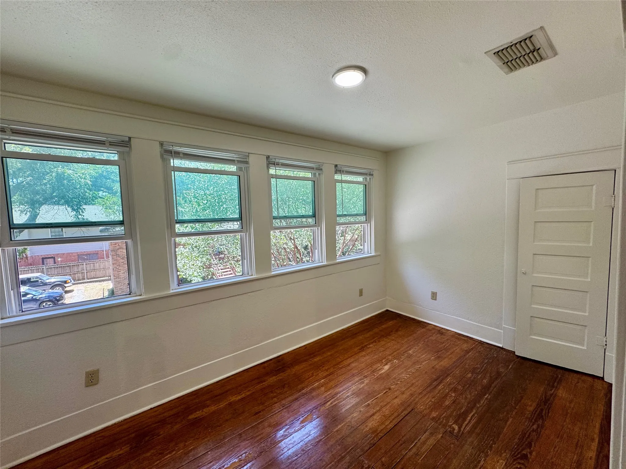 Apartment For Rent in Denton County , 715 W Hickory A4, Denton, Texas 76201, 1 Bedroom, 1 Bathroom, Garage spaces, 583 Sqft, built in 1930, mls#21359722, Real Estate Agent in Denton, Homes For Rent in Denton county, Homes For Rent in Denton, Realtor in Denton Texas, Real Estate Brokerage Independent Realty Texas, Luminita Cordes Realtor