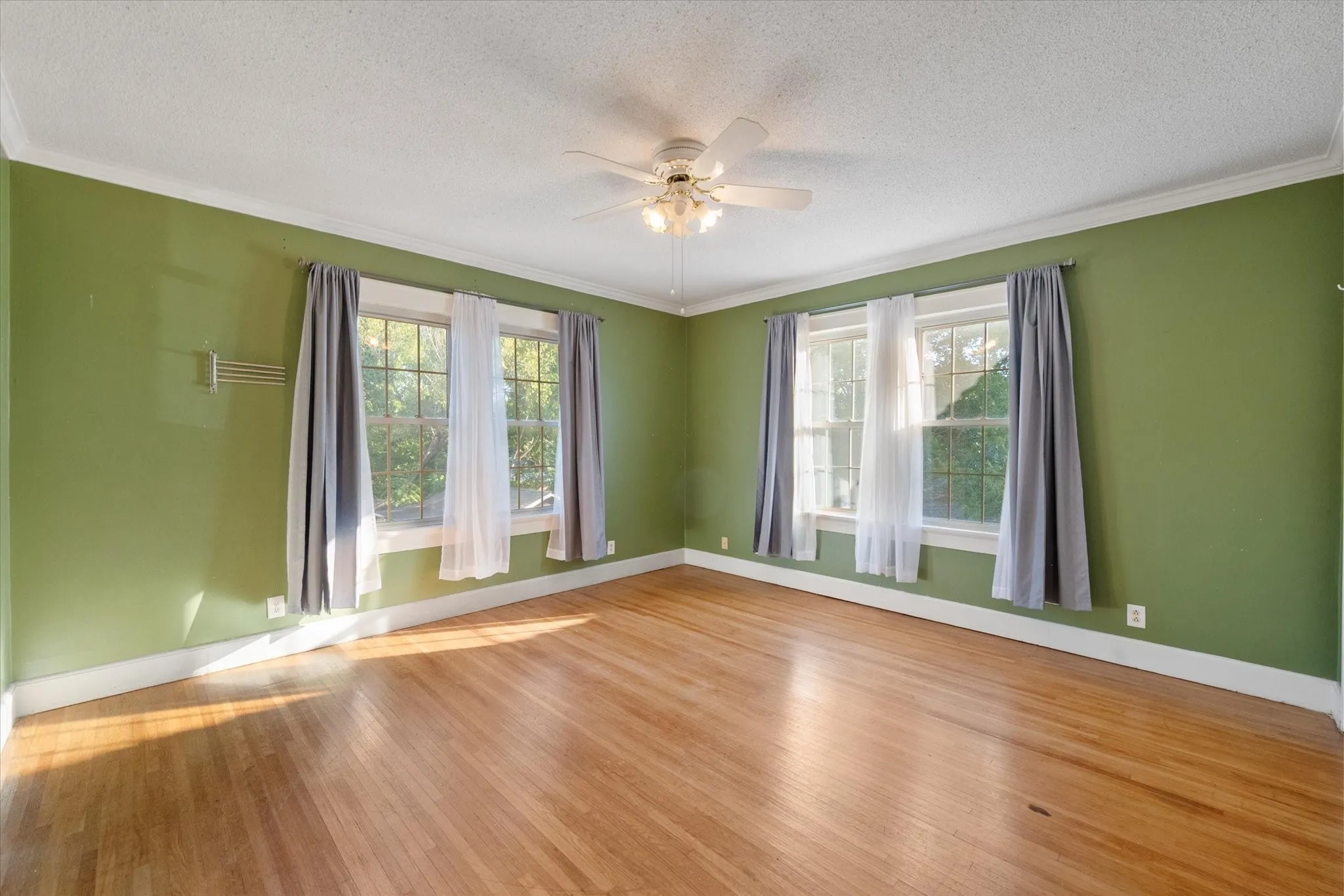 Single Family Residence For Sale in Navarro County , 1452 W 2nd Avenue, Corsicana, Texas 75110, 4 Bedroom, 3 Bathroom, Garage spaces, 3,456 Sqft, built in 1924, Price $275,000, mls#21363104, Real Estate Agent in Corsicana, Homes For Sale in Navarro county, Homes For Sale in Corsicana, Realtor in Corsicana Texas, Real Estate Brokerage Independent Realty Texas, Luminita Cordes Realtor
