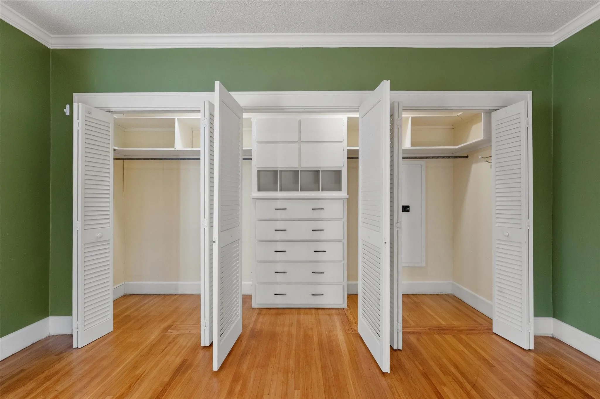Single Family Residence For Sale in Navarro County , 1452 W 2nd Avenue, Corsicana, Texas 75110, 4 Bedroom, 3 Bathroom, Garage spaces, 3,456 Sqft, built in 1924, Price $275,000, mls#21363104, Real Estate Agent in Corsicana, Homes For Sale in Navarro county, Homes For Sale in Corsicana, Realtor in Corsicana Texas, Real Estate Brokerage Independent Realty Texas, Luminita Cordes Realtor