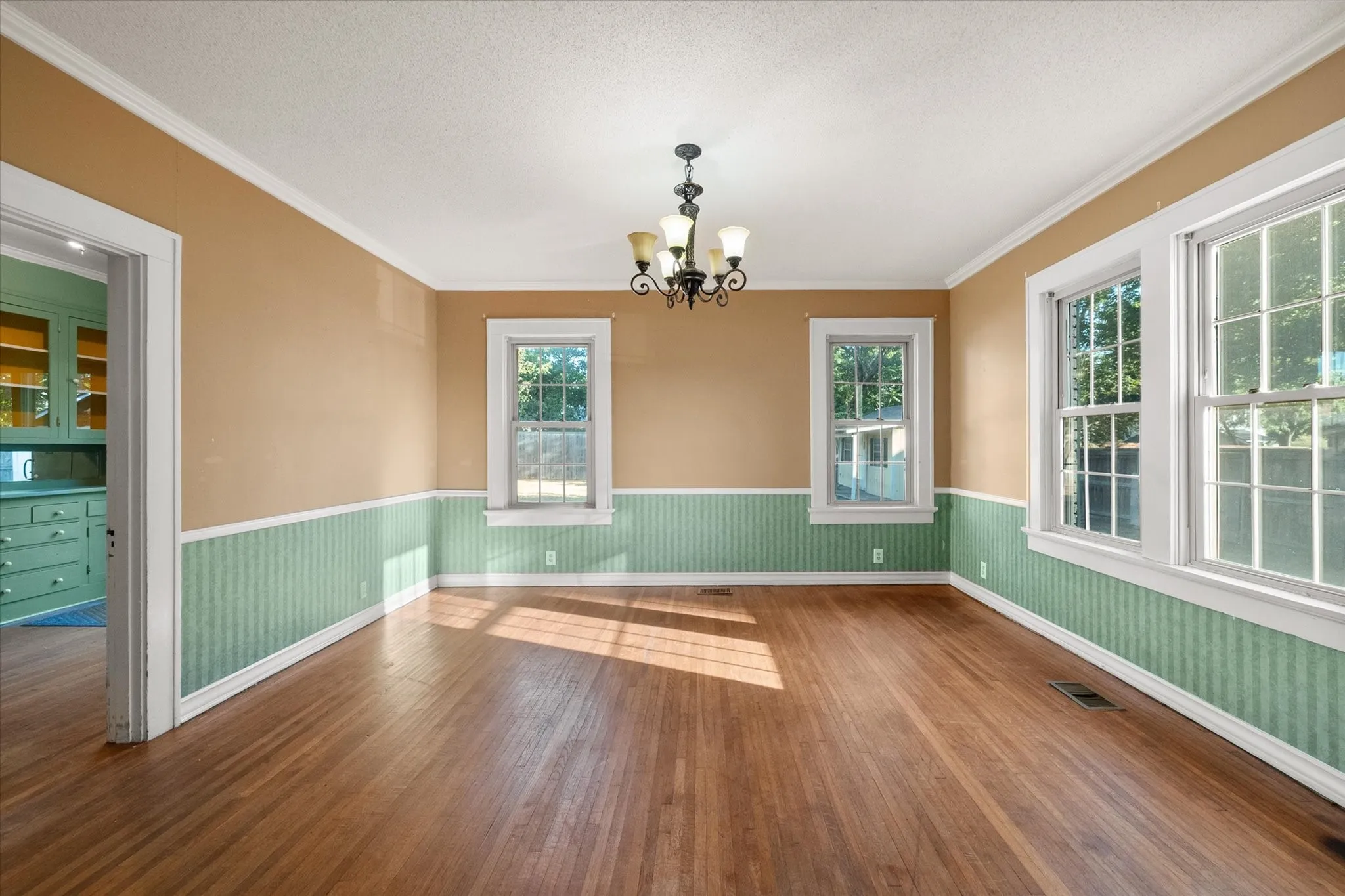 Single Family Residence For Sale in Navarro County , 1452 W 2nd Avenue, Corsicana, Texas 75110, 4 Bedroom, 3 Bathroom, Garage spaces, 3,456 Sqft, built in 1924, Price $275,000, mls#21363104, Real Estate Agent in Corsicana, Homes For Sale in Navarro county, Homes For Sale in Corsicana, Realtor in Corsicana Texas, Real Estate Brokerage Independent Realty Texas, Luminita Cordes Realtor