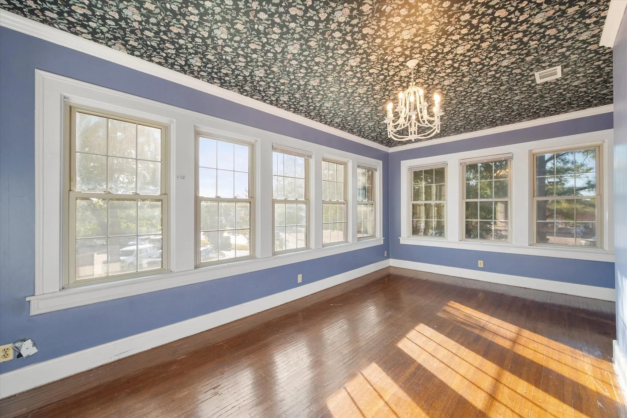 Single Family Residence For Sale in Navarro County , 1452 W 2nd Avenue, Corsicana, Texas 75110, 4 Bedroom, 3 Bathroom, Garage spaces, 3,456 Sqft, built in 1924, Price $275,000, mls#21363104, Real Estate Agent in Corsicana, Homes For Sale in Navarro county, Homes For Sale in Corsicana, Realtor in Corsicana Texas, Real Estate Brokerage Independent Realty Texas, Luminita Cordes Realtor