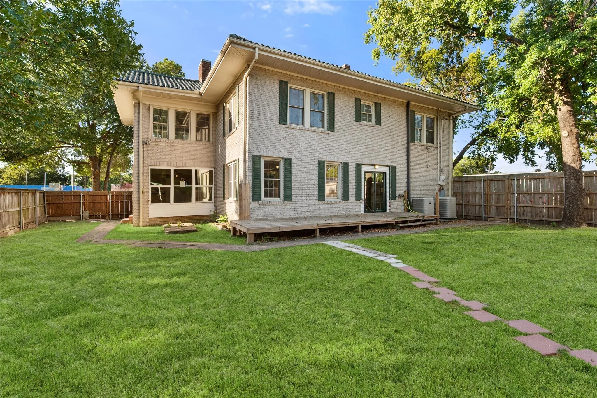 Single Family Residence For Sale in Navarro County , 1452 W 2nd Avenue, Corsicana, Texas 75110, 4 Bedroom, 3 Bathroom, Garage spaces, 3,456 Sqft, built in 1924, Price $275,000, mls#21363104, Real Estate Agent in Corsicana, Homes For Sale in Navarro county, Homes For Sale in Corsicana, Realtor in Corsicana Texas, Real Estate Brokerage Independent Realty Texas, Luminita Cordes Realtor