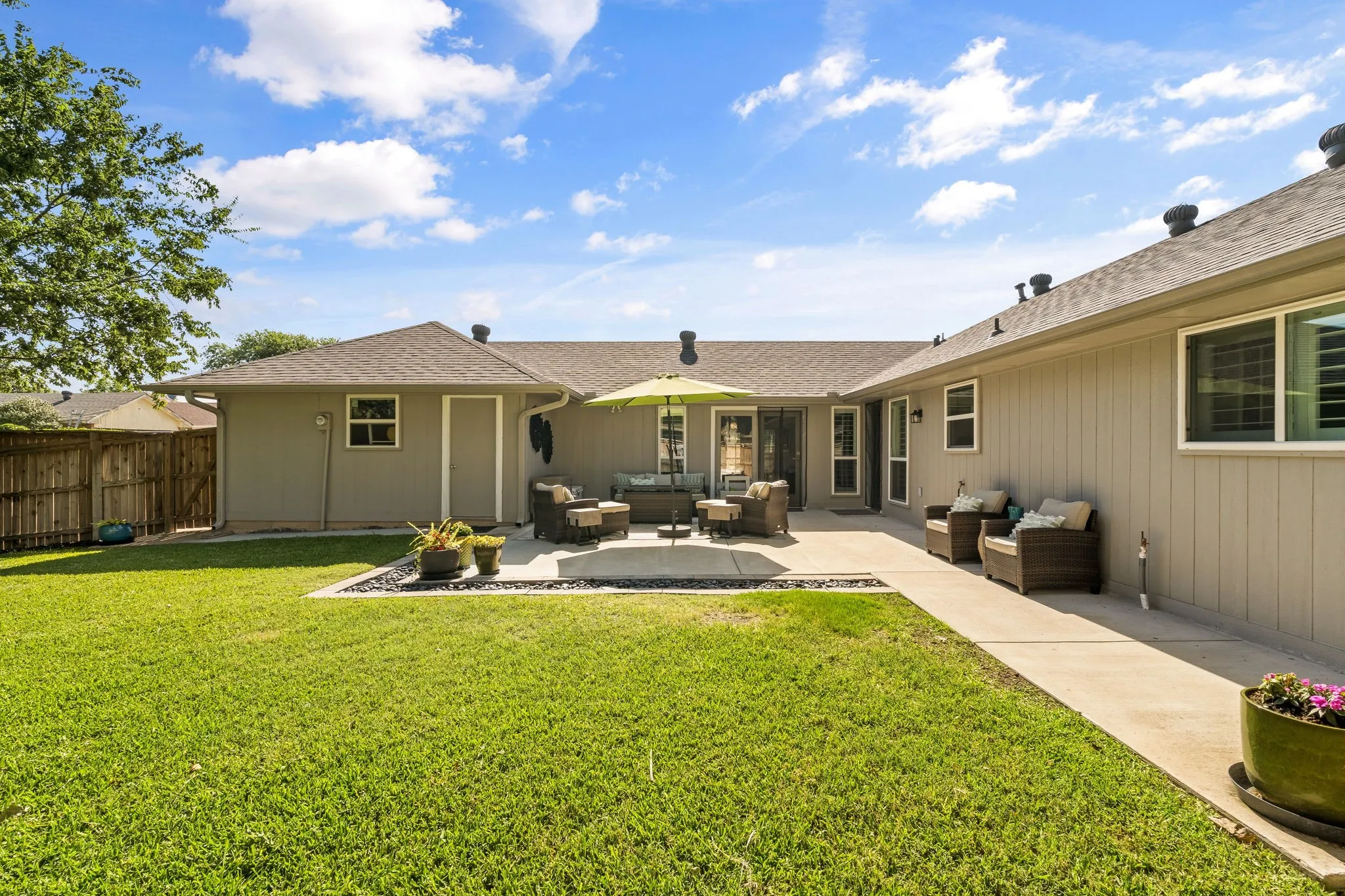 Single Family Residence For Sale in Denton County , 2403 Silverthorne Drive, Dallas, Texas 75287, 3 Bedroom, 2 Bathroom, 2 Garage spaces, 1,822 Sqft, built in 1983, mls#21347644, Real Estate Agent in Dallas, Homes For Sale in Denton county, Homes For Sale in Dallas, Realtor in Dallas Texas, Real Estate Brokerage Independent Realty Texas, Luminita Cordes Realtor