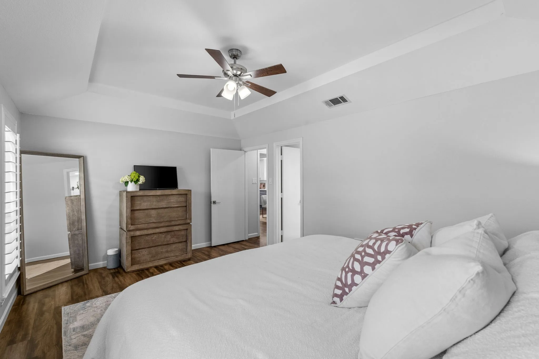 Single Family Residence For Sale in Denton County , 2403 Silverthorne Drive, Dallas, Texas 75287, 3 Bedroom, 2 Bathroom, 2 Garage spaces, 1,822 Sqft, built in 1983, mls#21347644, Real Estate Agent in Dallas, Homes For Sale in Denton county, Homes For Sale in Dallas, Realtor in Dallas Texas, Real Estate Brokerage Independent Realty Texas, Luminita Cordes Realtor