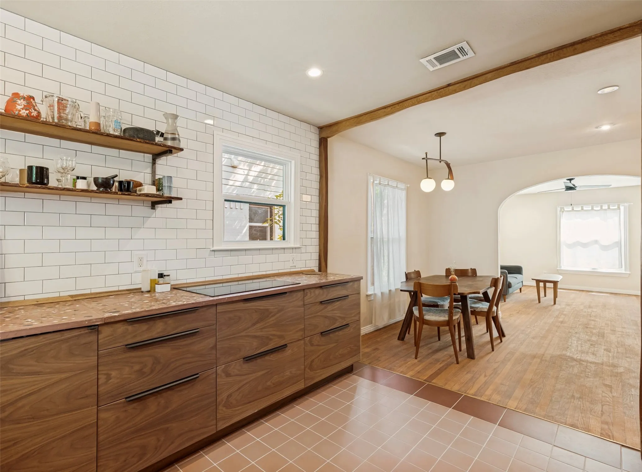 Single Family Residence For Sale in Dallas County , 1427 Arizona Avenue, Dallas, Texas 75216, 2 Bedroom, 1 Bathroom, 1 Garage spaces, 1,058 Sqft, built in 1946, mls#21363698, Real Estate Agent in Dallas, Homes For Sale in Dallas county, Homes For Sale in Dallas, Realtor in Dallas Texas, Real Estate Brokerage Independent Realty Texas, Luminita Cordes Realtor