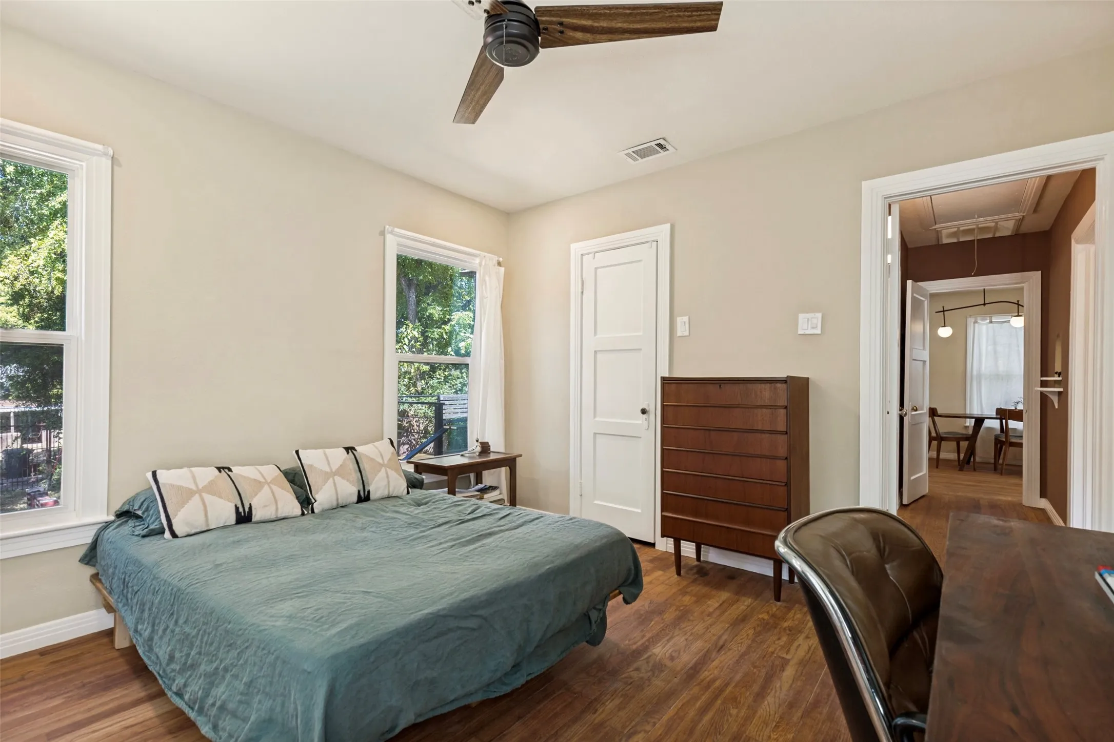 Single Family Residence For Sale in Dallas County , 1427 Arizona Avenue, Dallas, Texas 75216, 2 Bedroom, 1 Bathroom, 1 Garage spaces, 1,058 Sqft, built in 1946, mls#21363698, Real Estate Agent in Dallas, Homes For Sale in Dallas county, Homes For Sale in Dallas, Realtor in Dallas Texas, Real Estate Brokerage Independent Realty Texas, Luminita Cordes Realtor