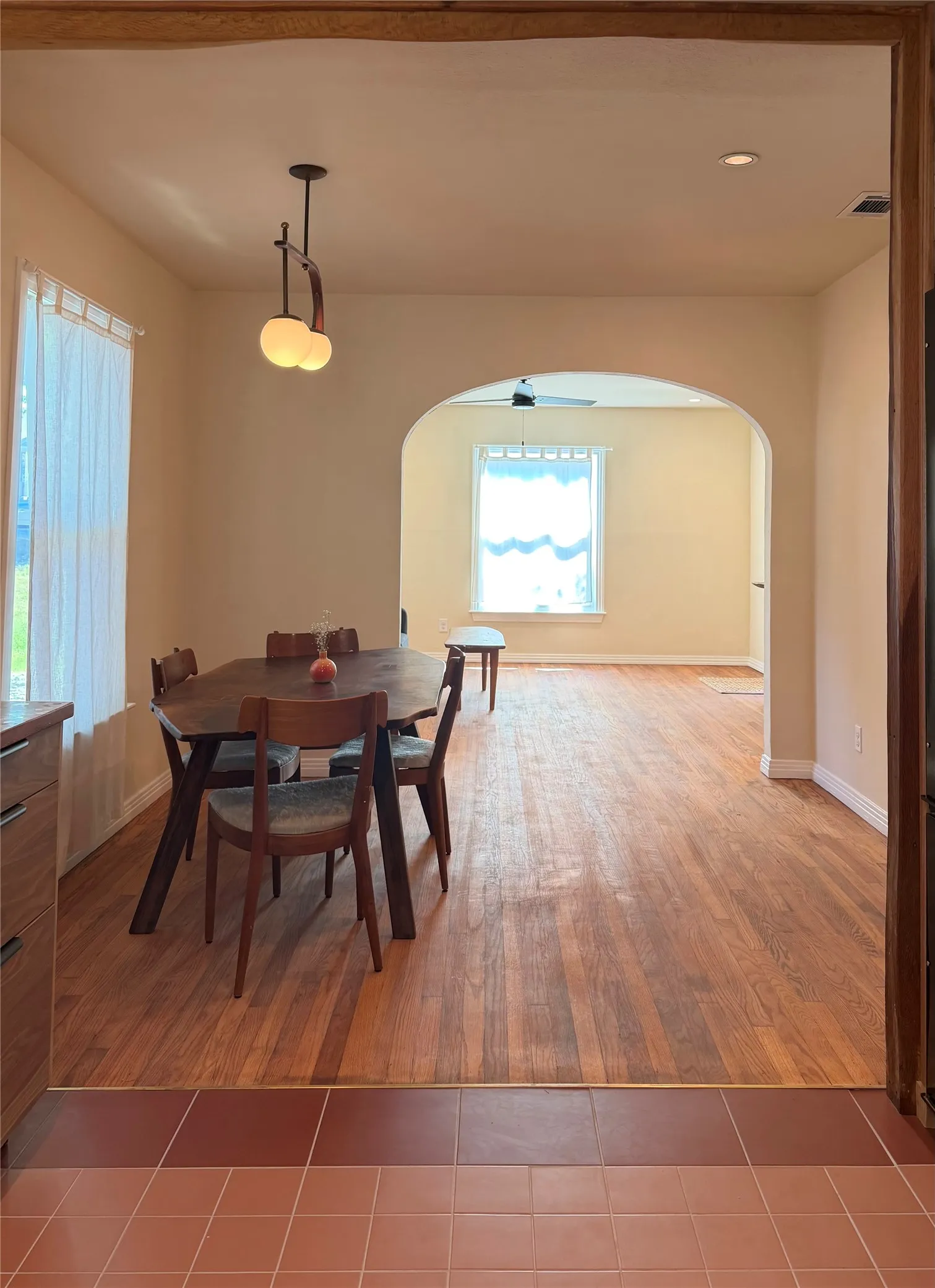 Single Family Residence For Sale in Dallas County , 1427 Arizona Avenue, Dallas, Texas 75216, 2 Bedroom, 1 Bathroom, 1 Garage spaces, 1,058 Sqft, built in 1946, mls#21363698, Real Estate Agent in Dallas, Homes For Sale in Dallas county, Homes For Sale in Dallas, Realtor in Dallas Texas, Real Estate Brokerage Independent Realty Texas, Luminita Cordes Realtor