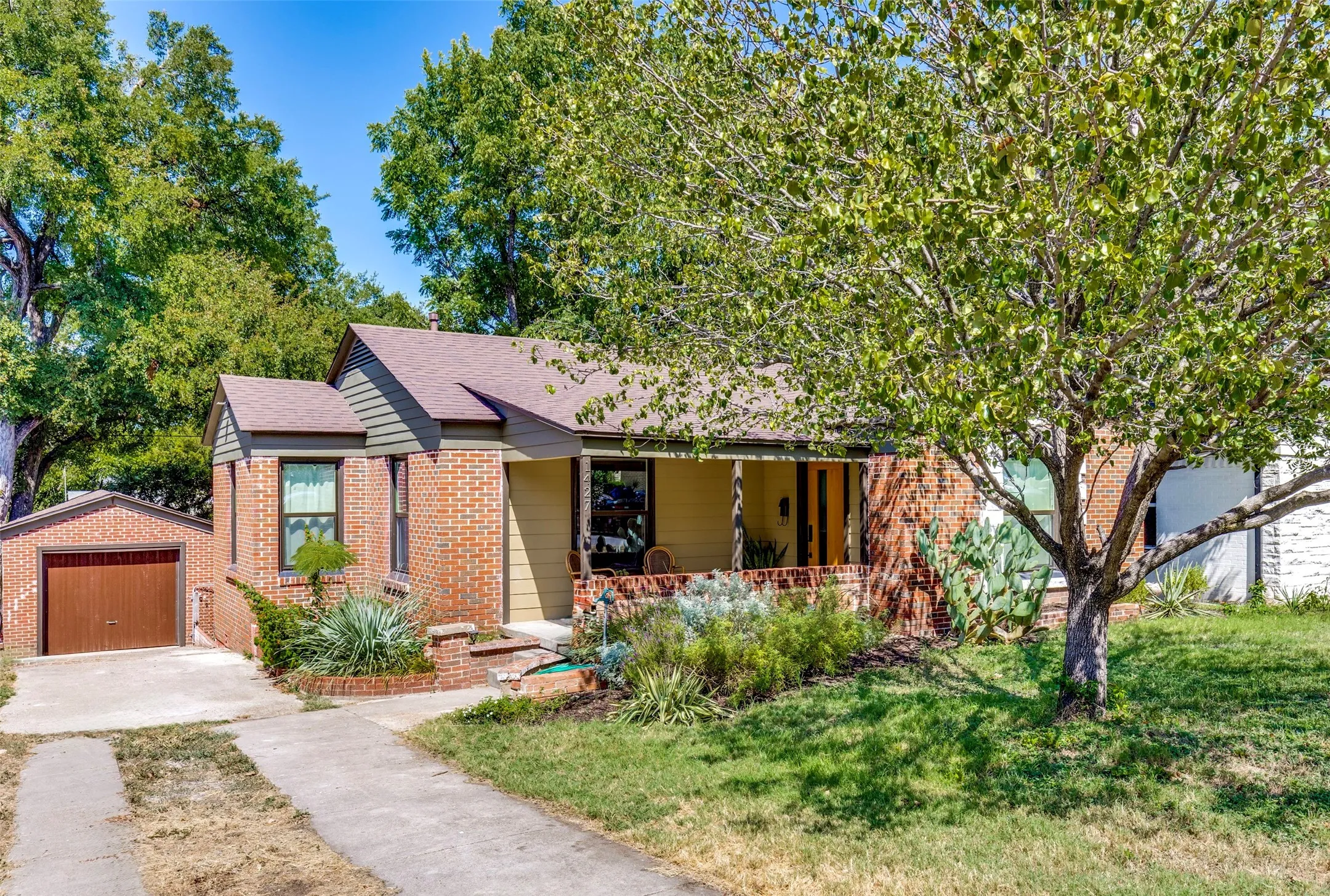 Single Family Residence For Sale in Dallas County , 1427 Arizona Avenue, Dallas, Texas 75216, 2 Bedroom, 1 Bathroom, 1 Garage spaces, 1,058 Sqft, built in 1946, mls#21363698, Real Estate Agent in Dallas, Homes For Sale in Dallas county, Homes For Sale in Dallas, Realtor in Dallas Texas, Real Estate Brokerage Independent Realty Texas, Luminita Cordes Realtor
