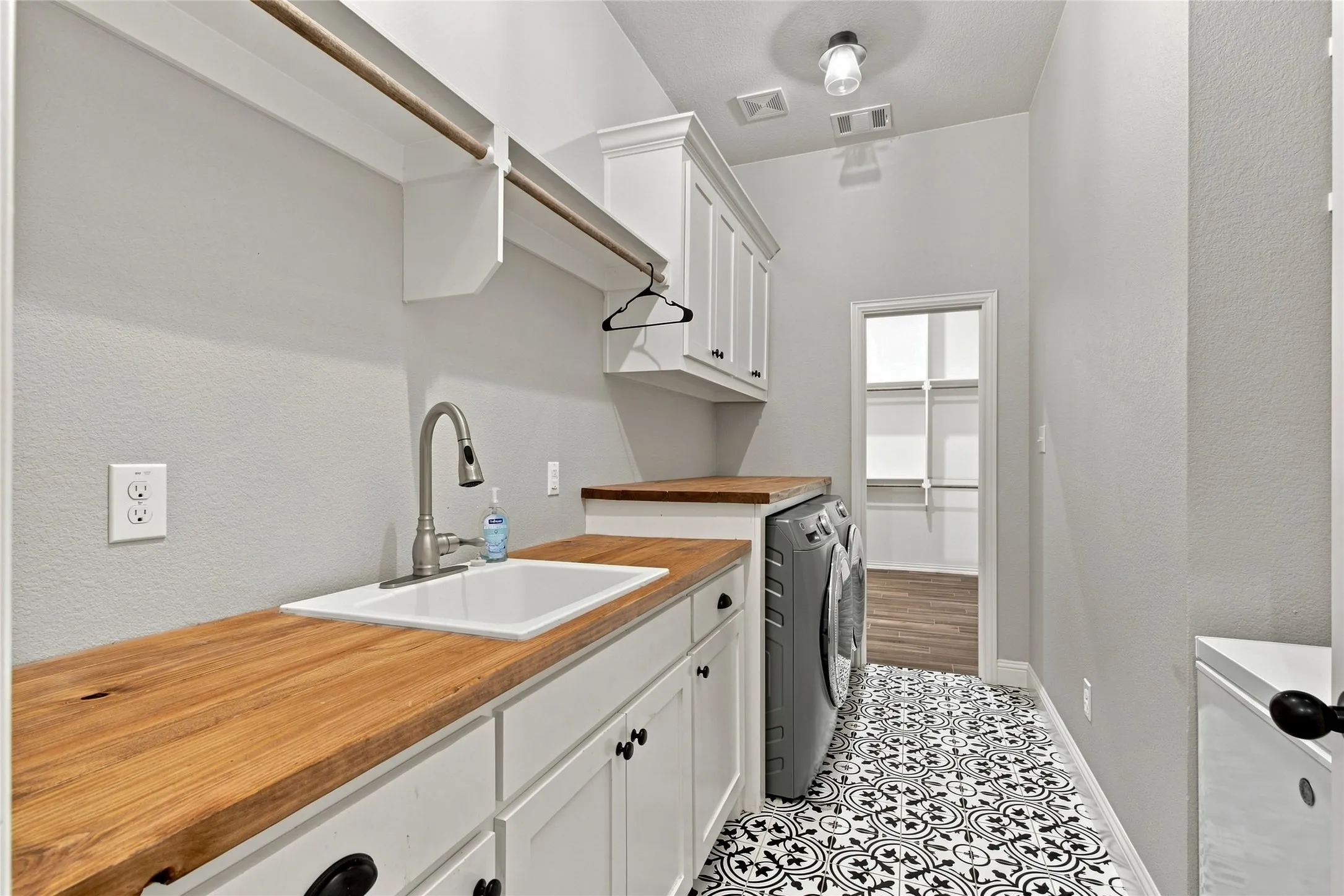 Single Family Residence For Sale in Denton County , 713 Chaparral Road, Sanger, Texas 76266, 4 Bedroom, 2 Bathroom, 3 Garage spaces, 2,198 Sqft, built in 2018, mls#21363708, Real Estate Agent in Sanger, Homes For Sale in Denton county, Homes For Sale in Sanger, Realtor in Sanger Texas, Real Estate Brokerage Independent Realty Texas, Luminita Cordes Realtor