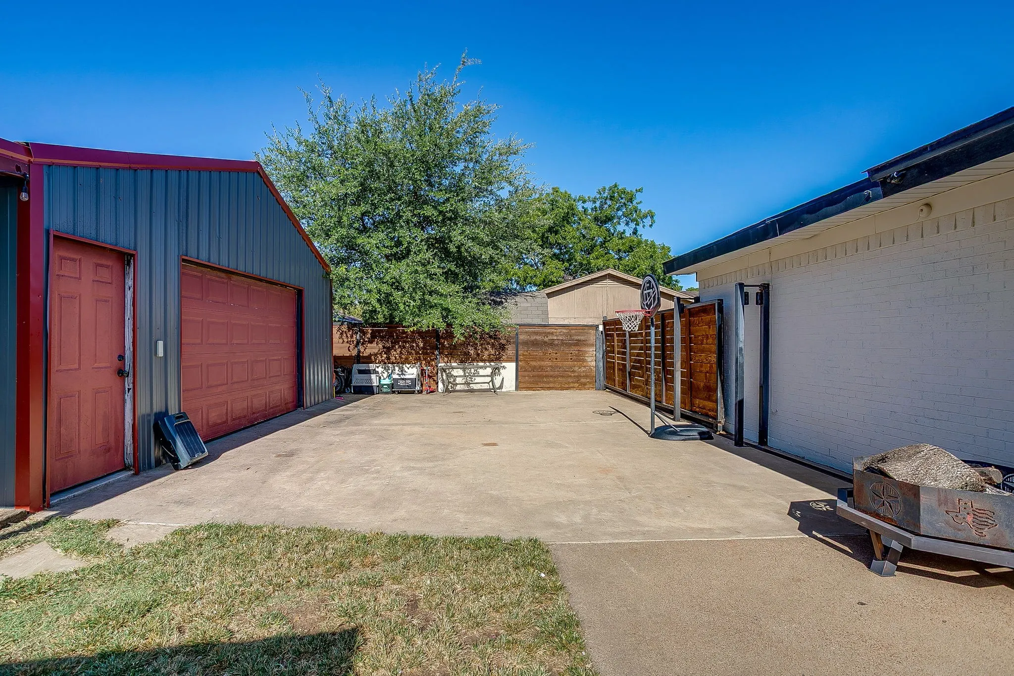 Single Family Residence For Sale in Palo Pinto County , 2102 SE 10th Street, Mineral Wells, Texas 76067, 4 Bedroom, 2 Bathroom, Garage spaces, 2,017 Sqft, built in 1968, mls#21362559, Real Estate Agent in Mineral Wells, Homes For Sale in Palo Pinto county, Homes For Sale in Mineral Wells, Realtor in Mineral Wells Texas, Real Estate Brokerage Independent Realty Texas, Luminita Cordes Realtor