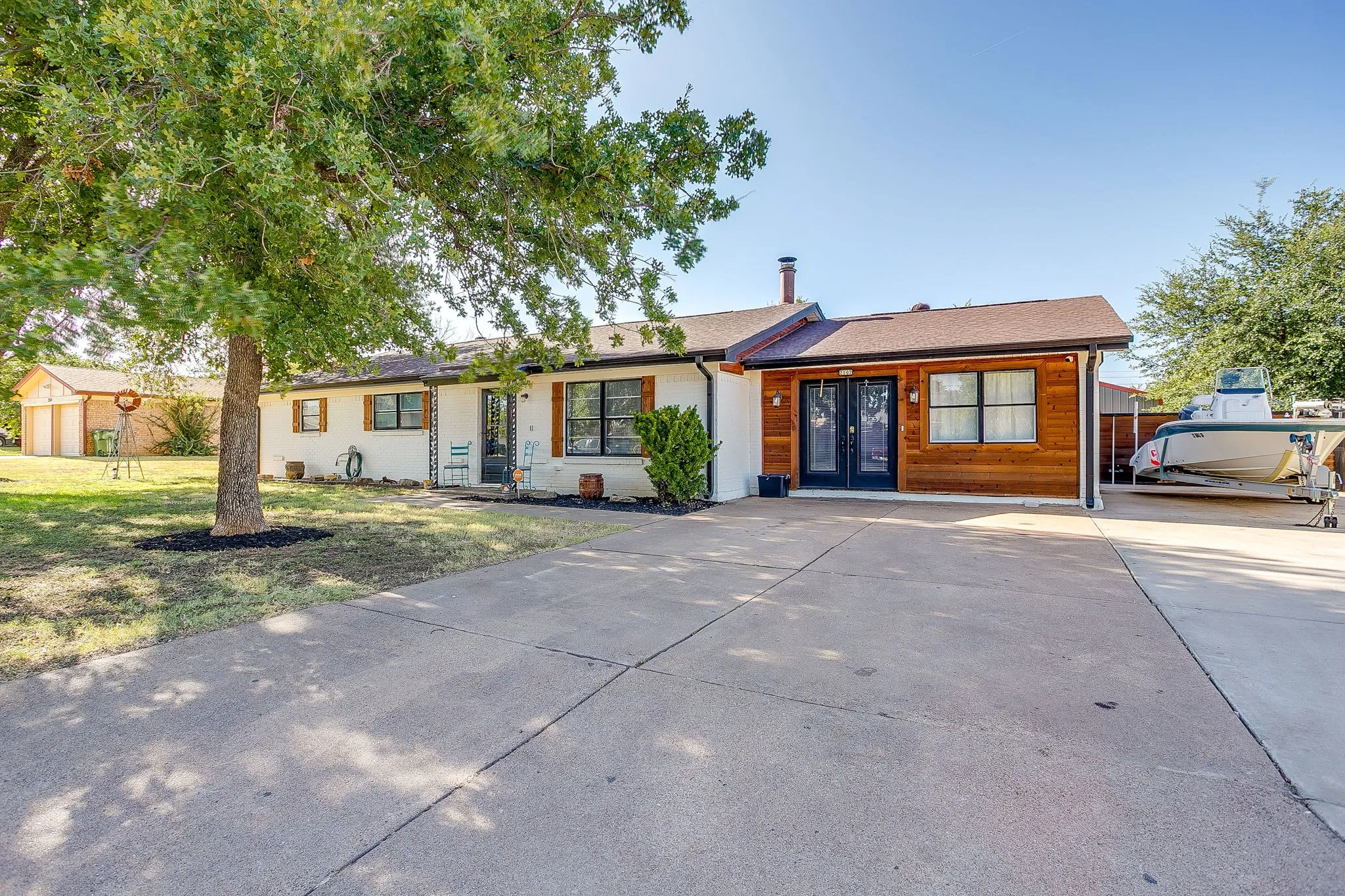 Single Family Residence For Sale in Palo Pinto County , 2102 SE 10th Street, Mineral Wells, Texas 76067, 4 Bedroom, 2 Bathroom, Garage spaces, 2,017 Sqft, built in 1968, mls#21362559, Real Estate Agent in Mineral Wells, Homes For Sale in Palo Pinto county, Homes For Sale in Mineral Wells, Realtor in Mineral Wells Texas, Real Estate Brokerage Independent Realty Texas, Luminita Cordes Realtor