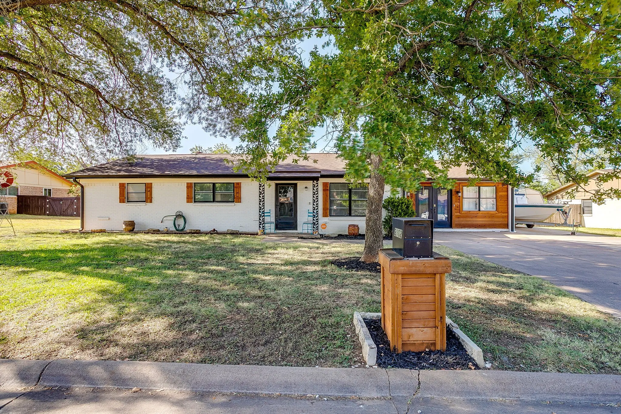 Single Family Residence For Sale in Palo Pinto County , 2102 SE 10th Street, Mineral Wells, Texas 76067, 4 Bedroom, 2 Bathroom, Garage spaces, 2,017 Sqft, built in 1968, mls#21362559, Real Estate Agent in Mineral Wells, Homes For Sale in Palo Pinto county, Homes For Sale in Mineral Wells, Realtor in Mineral Wells Texas, Real Estate Brokerage Independent Realty Texas, Luminita Cordes Realtor