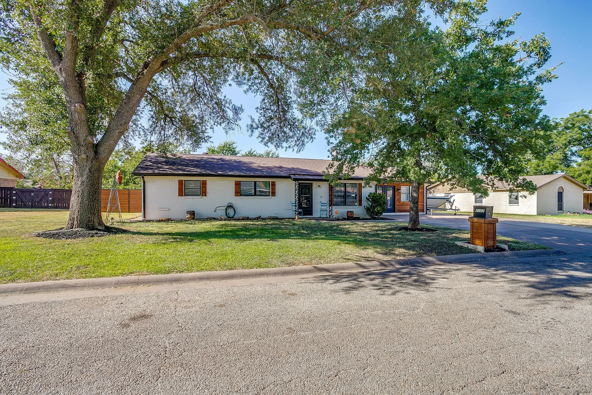 Single Family Residence For Sale in Palo Pinto County , 2102 SE 10th Street, Mineral Wells, Texas 76067, 4 Bedroom, 2 Bathroom, Garage spaces, 2,017 Sqft, built in 1968, mls#21362559, Real Estate Agent in Mineral Wells, Homes For Sale in Palo Pinto county, Homes For Sale in Mineral Wells, Realtor in Mineral Wells Texas, Real Estate Brokerage Independent Realty Texas, Luminita Cordes Realtor