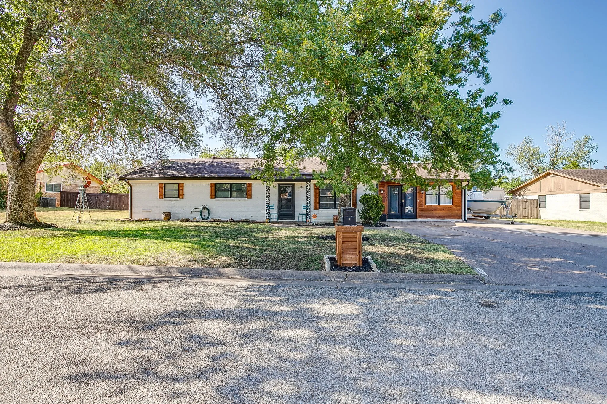 Single Family Residence For Sale in Palo Pinto County , 2102 SE 10th Street, Mineral Wells, Texas 76067, 4 Bedroom, 2 Bathroom, Garage spaces, 2,017 Sqft, built in 1968, mls#21362559, Real Estate Agent in Mineral Wells, Homes For Sale in Palo Pinto county, Homes For Sale in Mineral Wells, Realtor in Mineral Wells Texas, Real Estate Brokerage Independent Realty Texas, Luminita Cordes Realtor