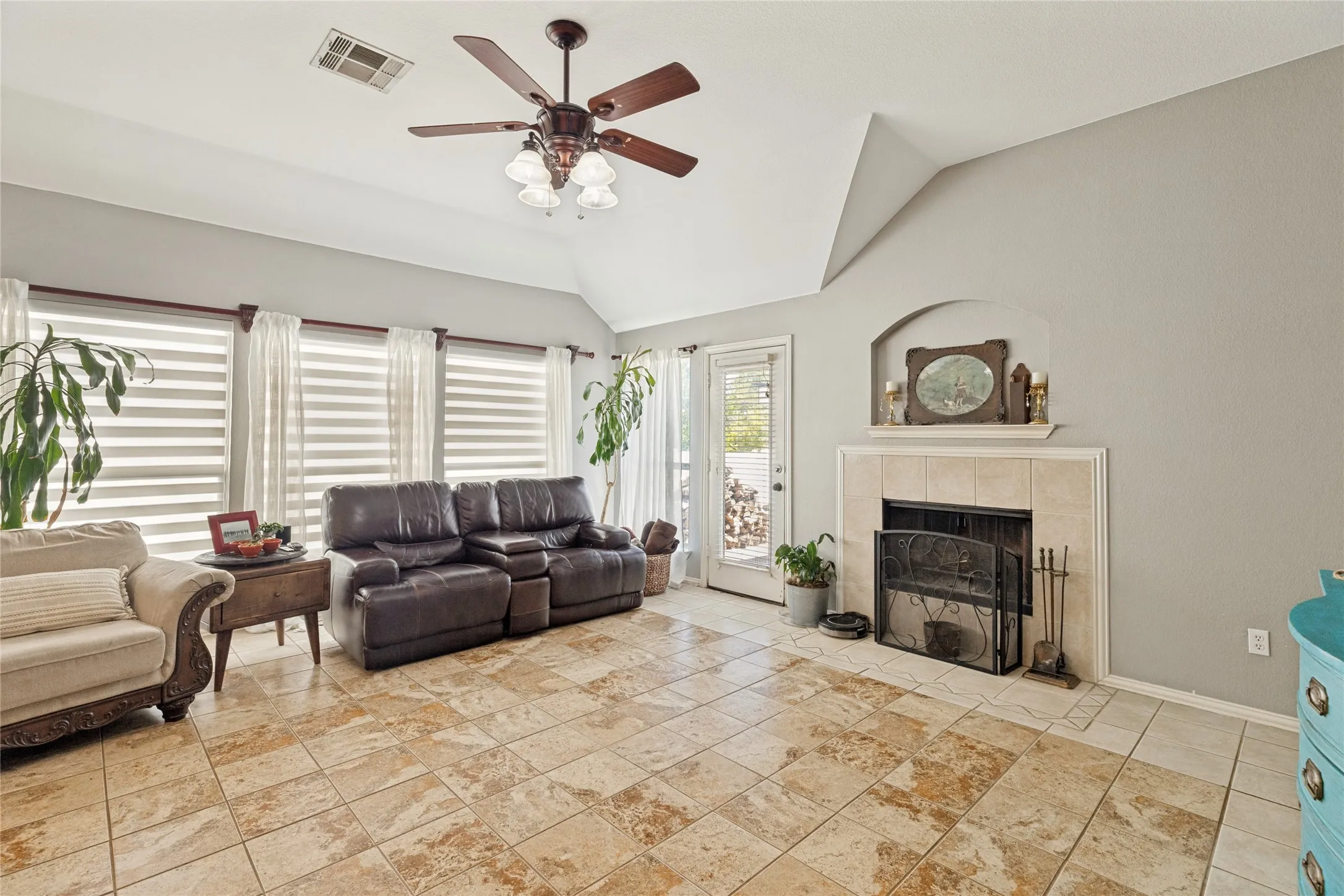 Single Family Residence For Sale in Denton County , 10316 Nantucket Drive, Providence Village, Texas 76227, 3 Bedroom, 2 Bathroom, 2 Garage spaces, 1,730 Sqft, built in 2003, mls#21337096, Real Estate Agent in Providence Village, Homes For Sale in Denton county, Homes For Sale in Providence Village, Realtor in Providence Village Texas, Real Estate Brokerage Independent Realty Texas, Luminita Cordes Realtor