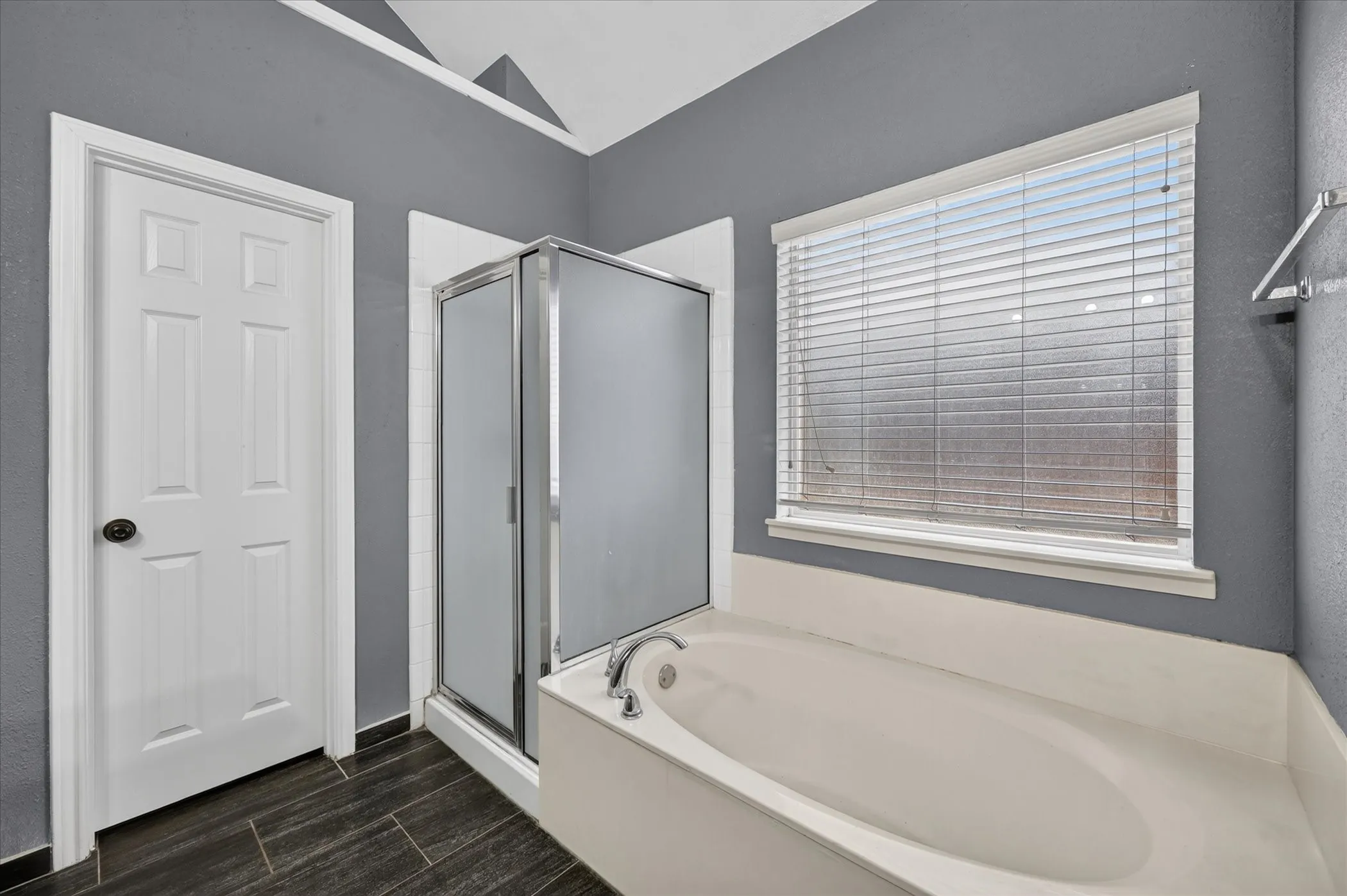 Single Family Residence For Rent in Denton County , 2060 Kenny Court, Lewisville, Texas 75067, 3 Bedroom, 2 Bathroom, 2 Garage spaces, 1,833 Sqft, built in 2000, mls#21358830, Real Estate Agent in Lewisville, Homes For Rent in Denton county, Homes For Rent in Lewisville, Realtor in Lewisville Texas, Real Estate Brokerage Independent Realty Texas, Luminita Cordes Realtor