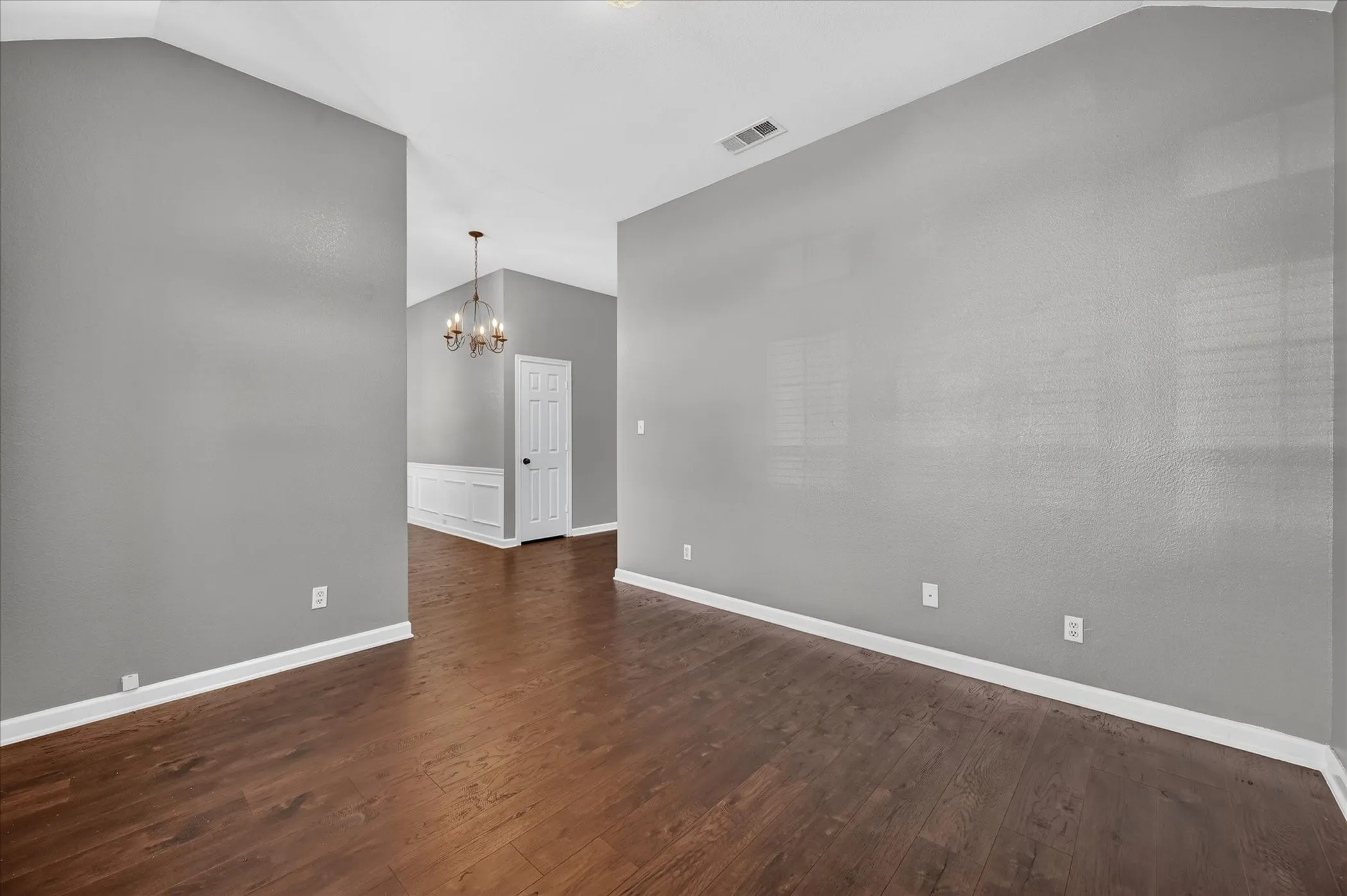 Single Family Residence For Rent in Denton County , 2060 Kenny Court, Lewisville, Texas 75067, 3 Bedroom, 2 Bathroom, 2 Garage spaces, 1,833 Sqft, built in 2000, mls#21358830, Real Estate Agent in Lewisville, Homes For Rent in Denton county, Homes For Rent in Lewisville, Realtor in Lewisville Texas, Real Estate Brokerage Independent Realty Texas, Luminita Cordes Realtor