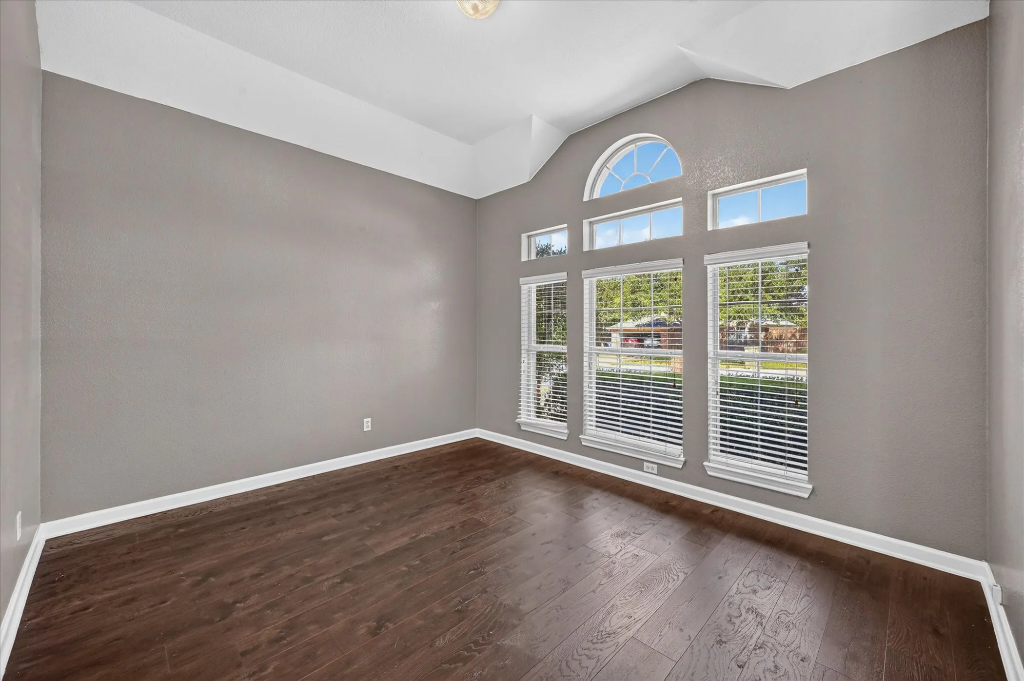 Single Family Residence For Rent in Denton County , 2060 Kenny Court, Lewisville, Texas 75067, 3 Bedroom, 2 Bathroom, 2 Garage spaces, 1,833 Sqft, built in 2000, mls#21358830, Real Estate Agent in Lewisville, Homes For Rent in Denton county, Homes For Rent in Lewisville, Realtor in Lewisville Texas, Real Estate Brokerage Independent Realty Texas, Luminita Cordes Realtor