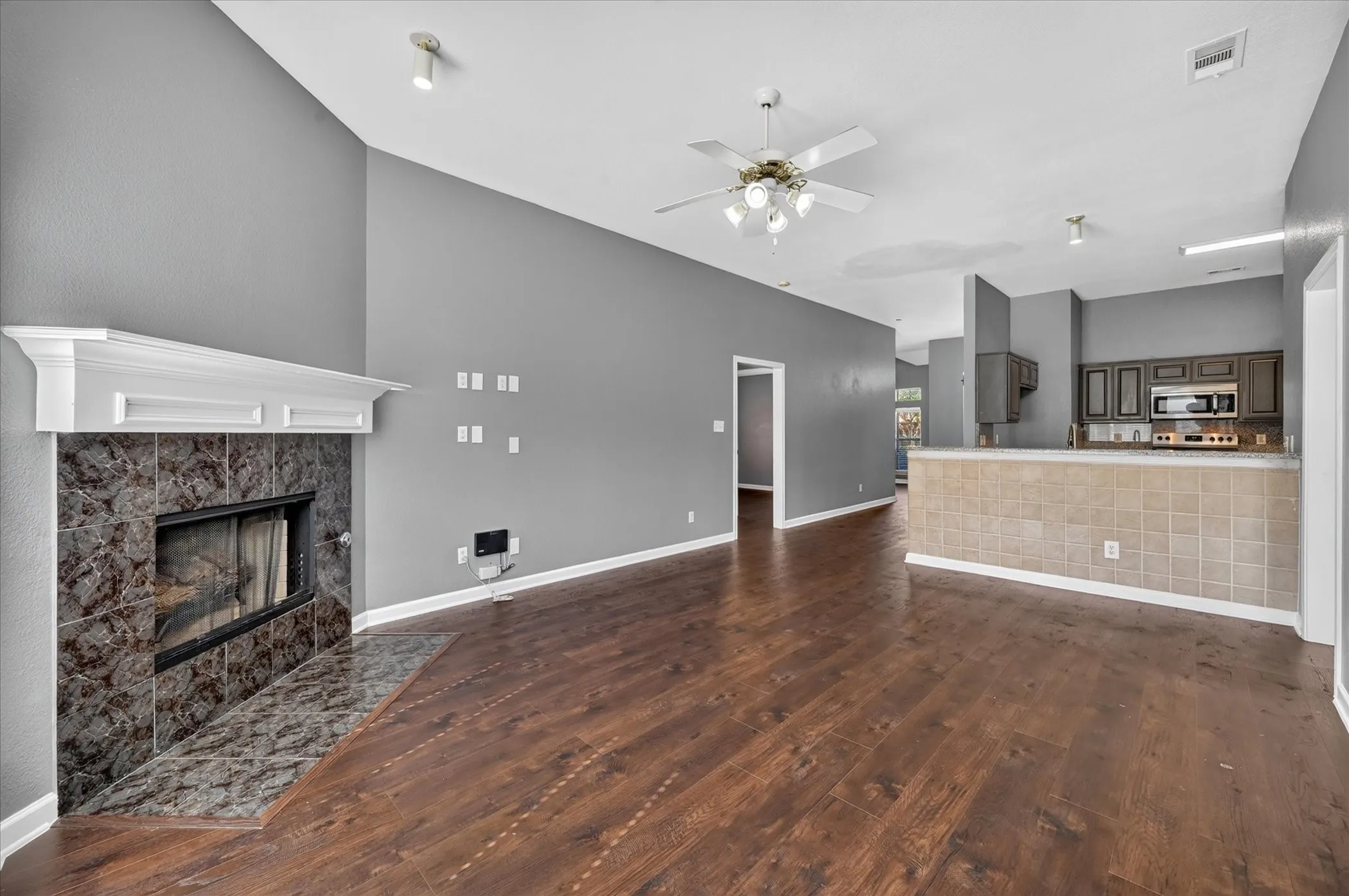 Single Family Residence For Rent in Denton County , 2060 Kenny Court, Lewisville, Texas 75067, 3 Bedroom, 2 Bathroom, 2 Garage spaces, 1,833 Sqft, built in 2000, mls#21358830, Real Estate Agent in Lewisville, Homes For Rent in Denton county, Homes For Rent in Lewisville, Realtor in Lewisville Texas, Real Estate Brokerage Independent Realty Texas, Luminita Cordes Realtor