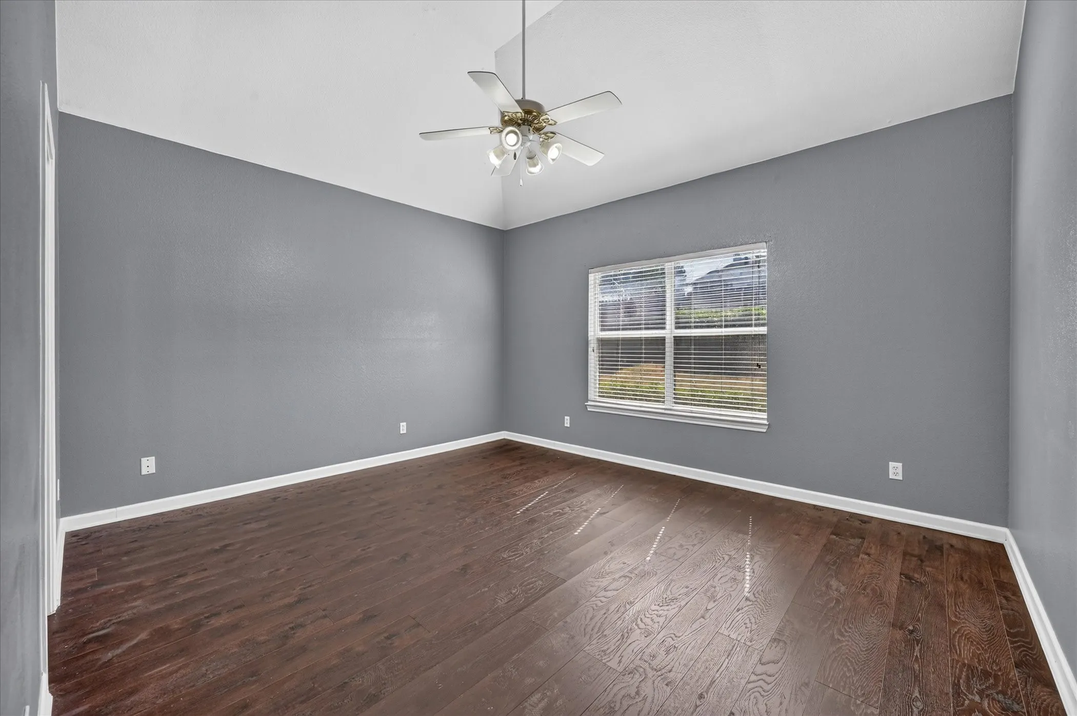 Single Family Residence For Rent in Denton County , 2060 Kenny Court, Lewisville, Texas 75067, 3 Bedroom, 2 Bathroom, 2 Garage spaces, 1,833 Sqft, built in 2000, mls#21358830, Real Estate Agent in Lewisville, Homes For Rent in Denton county, Homes For Rent in Lewisville, Realtor in Lewisville Texas, Real Estate Brokerage Independent Realty Texas, Luminita Cordes Realtor