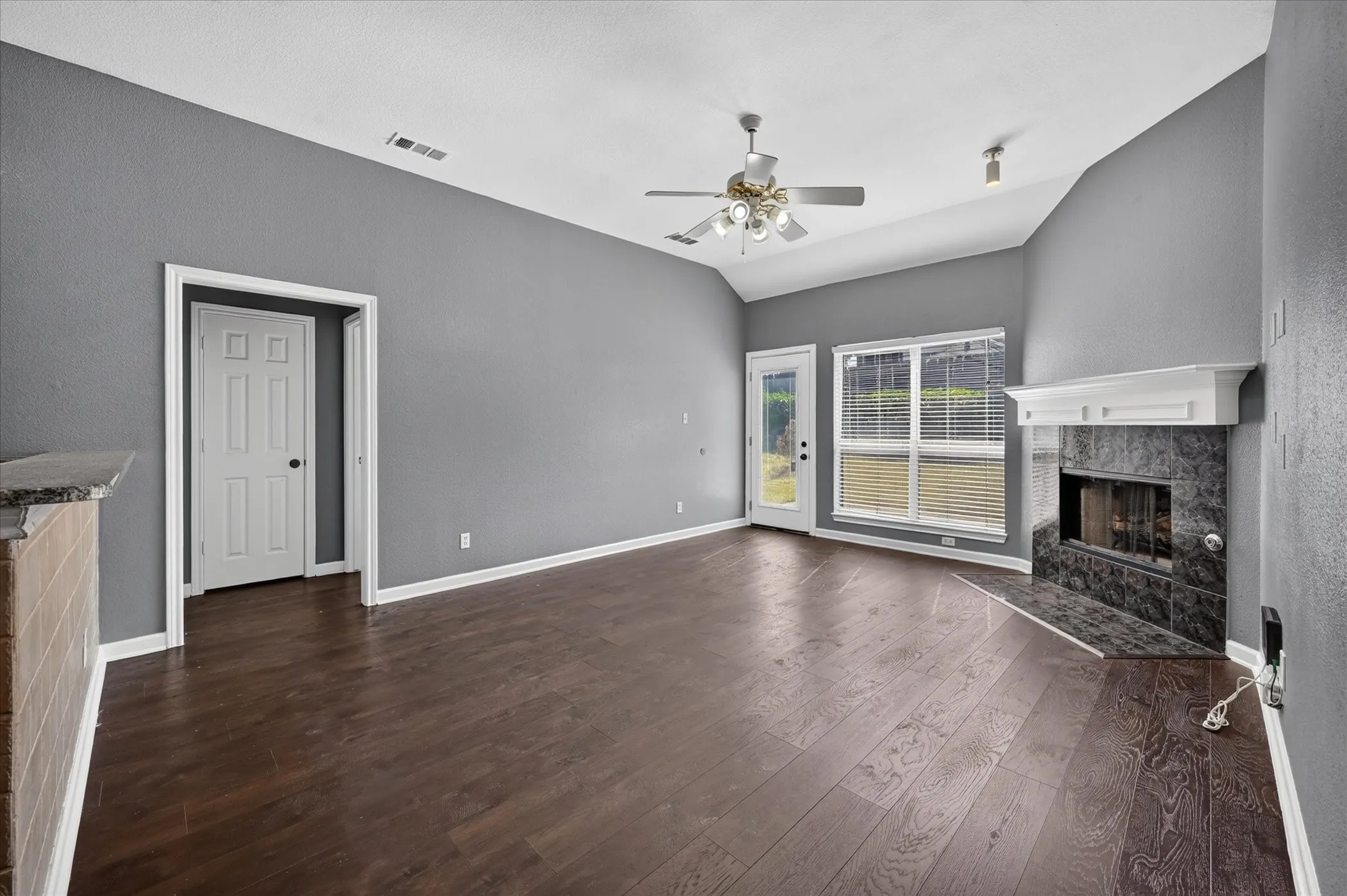 Single Family Residence For Rent in Denton County , 2060 Kenny Court, Lewisville, Texas 75067, 3 Bedroom, 2 Bathroom, 2 Garage spaces, 1,833 Sqft, built in 2000, mls#21358830, Real Estate Agent in Lewisville, Homes For Rent in Denton county, Homes For Rent in Lewisville, Realtor in Lewisville Texas, Real Estate Brokerage Independent Realty Texas, Luminita Cordes Realtor
