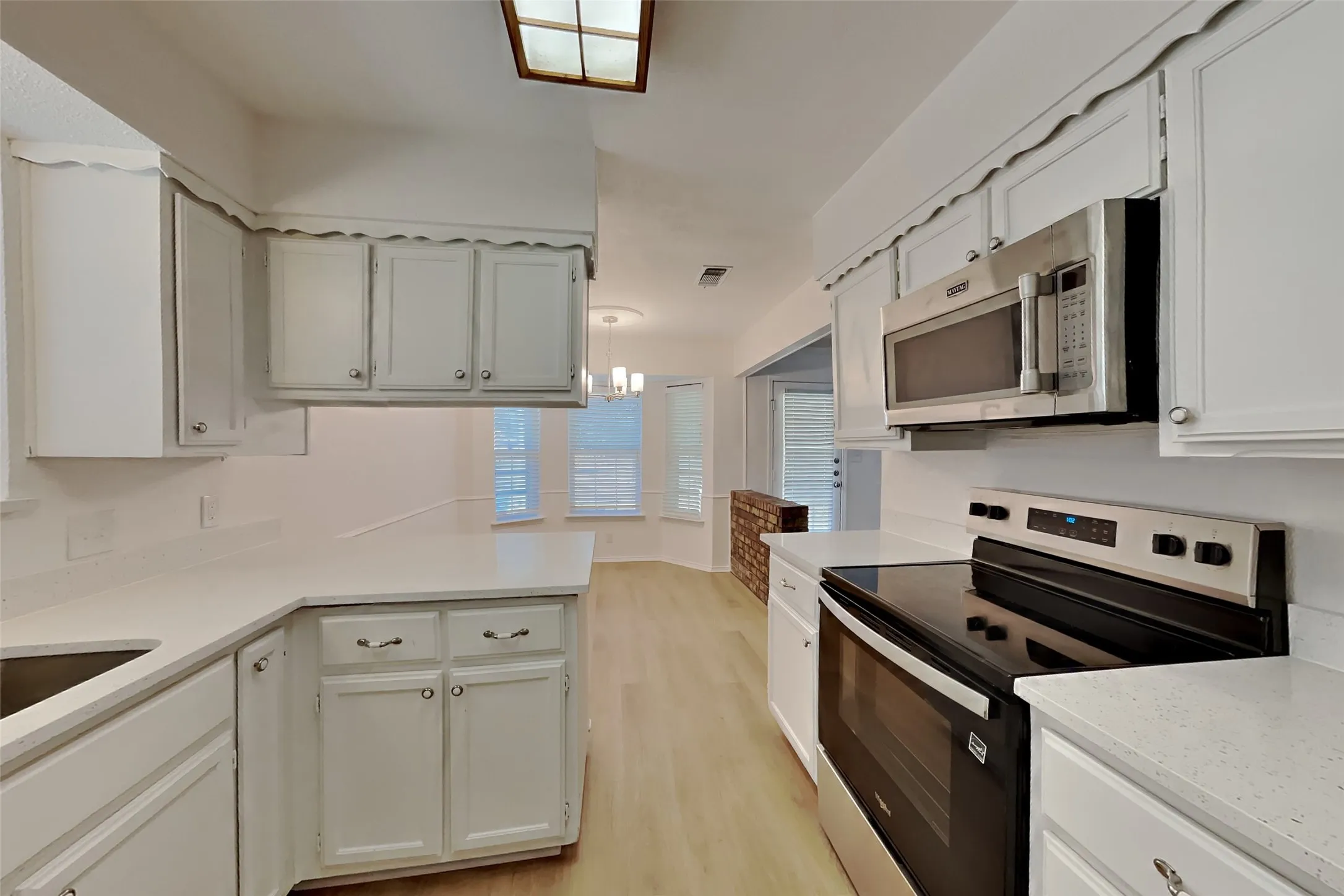 Single Family Residence For Rent in Johnson County , 817 Lynne Lane, Burleson, Texas 76028, 3 Bedroom, 2 Bathroom, 2 Garage spaces, 1,399 Sqft, built in 1980, mls#21363725, Real Estate Agent in Burleson, Homes For Rent in Johnson county, Homes For Rent in Burleson, Realtor in Burleson Texas, Real Estate Brokerage Independent Realty Texas, Luminita Cordes Realtor