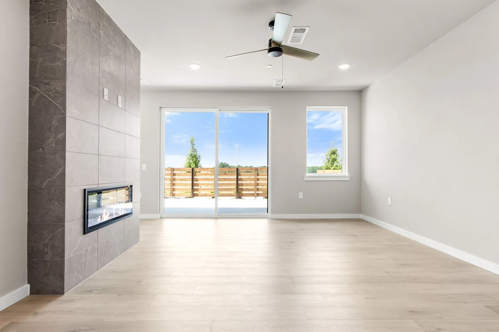008-4626WhiteBuffaloTrailOakPoint-TX-75068-Living.jpg-SMALL