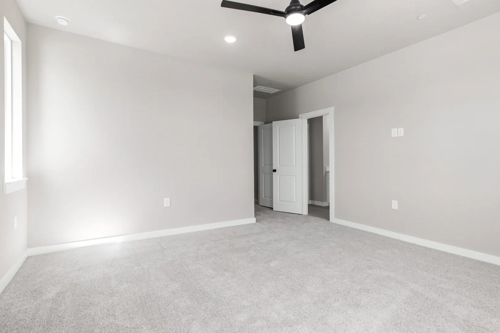 022-4626WhiteBuffaloTrailOakPoint-TX-75068-PrimaryBedroom.jpg-SMALL