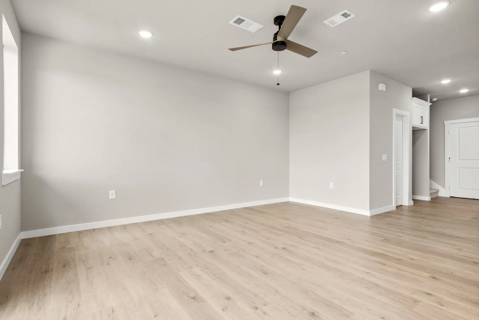 011-4626WhiteBuffaloTrailOakPoint-TX-75068-Living.jpg-SMALL