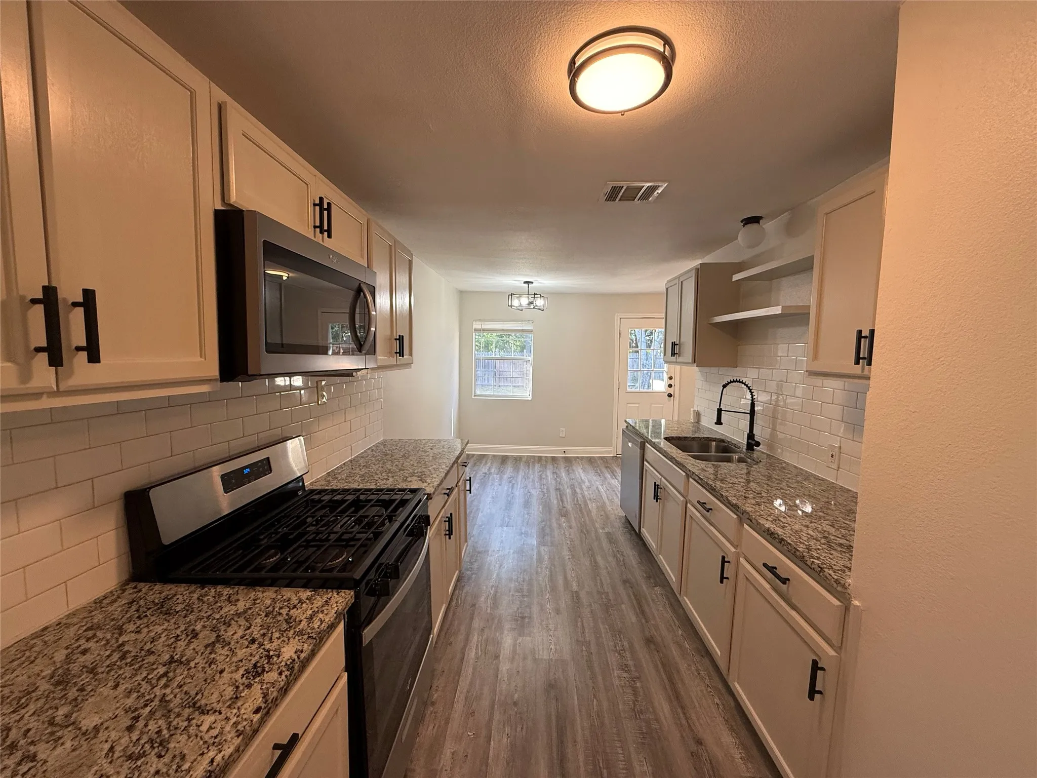 Single Family Residence For Rent in Grayson County , 1033 S Hub Street, Sherman, Texas 75090, 3 Bedroom, 1 Bathroom, Garage spaces, 1,026 Sqft, built in 1948, mls#21360793, Real Estate Agent in Sherman, Homes For Rent in Grayson county, Homes For Rent in Sherman, Realtor in Sherman Texas, Real Estate Brokerage Independent Realty Texas, Luminita Cordes Realtor