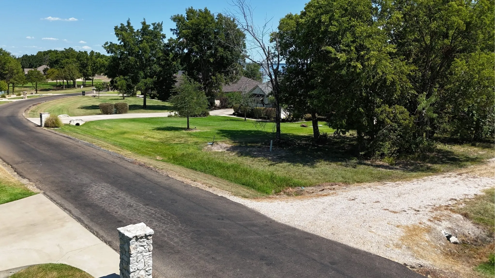 Wooded grounds, mature trees, and lake surroundings offer a beautiful homesite for buyers relocating to the Richland Chambers Lake area.