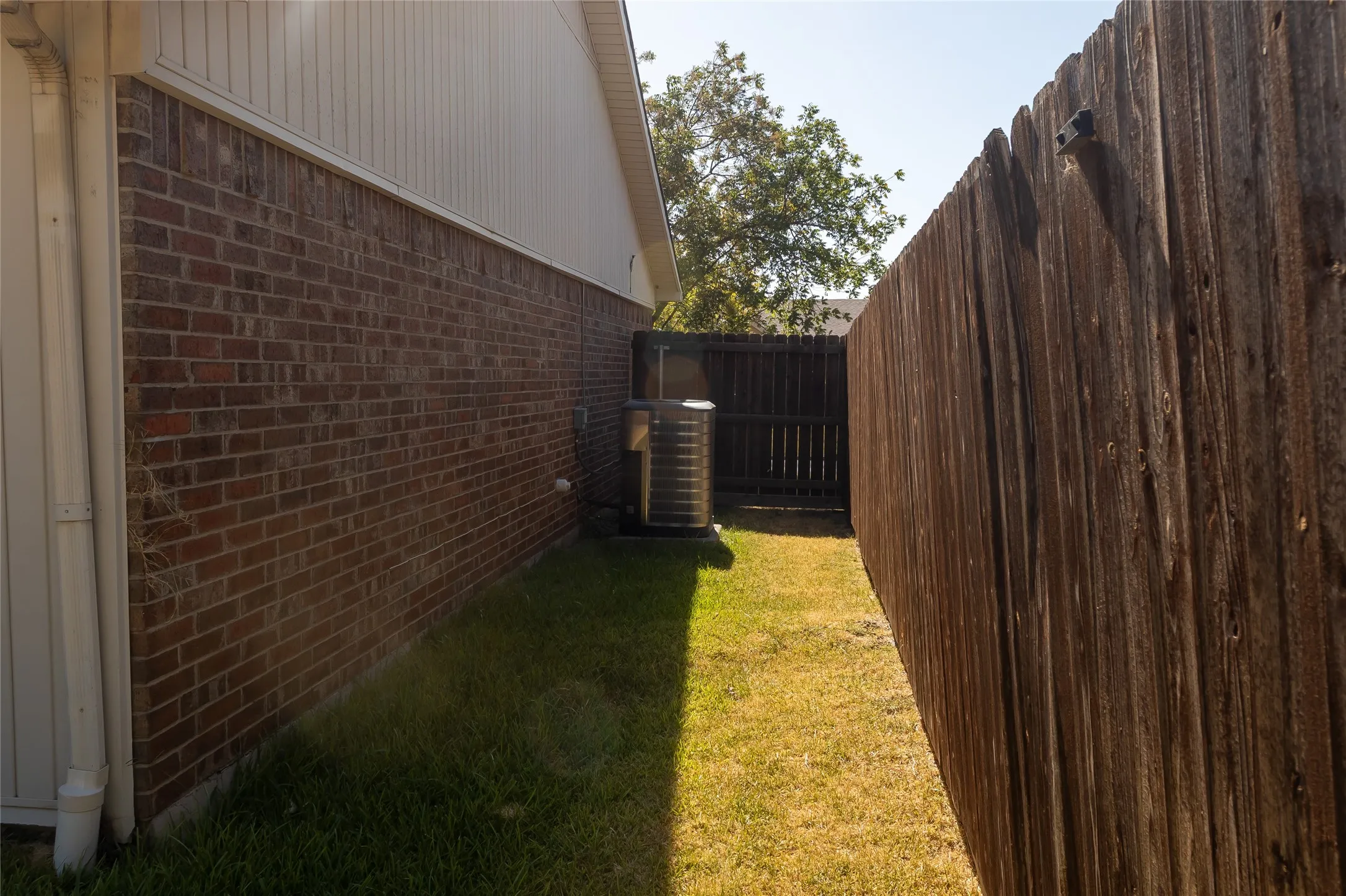 Single Family Residence For Rent in Tarrant County , 4915 S Prairieview Court, Arlington, Texas 76017, 3 Bedroom, 2 Bathroom, 2 Garage spaces, 1,345 Sqft, built in 1981, mls#21361177, Real Estate Agent in Arlington, Homes For Rent in Tarrant county, Homes For Rent in Arlington, Realtor in Arlington Texas, Real Estate Brokerage Independent Realty Texas, Luminita Cordes Realtor