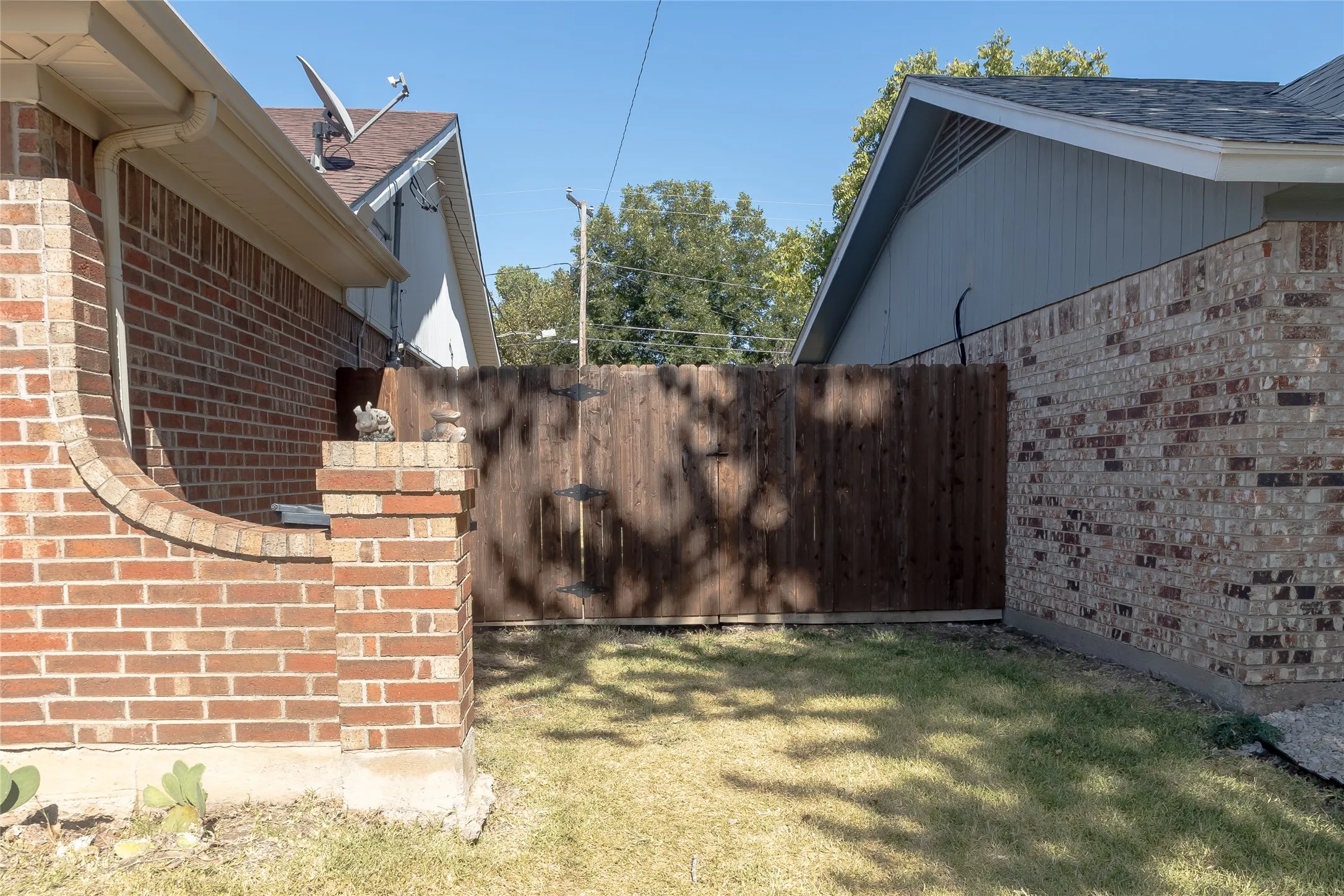 Single Family Residence For Rent in Tarrant County , 4915 S Prairieview Court, Arlington, Texas 76017, 3 Bedroom, 2 Bathroom, 2 Garage spaces, 1,345 Sqft, built in 1981, mls#21361177, Real Estate Agent in Arlington, Homes For Rent in Tarrant county, Homes For Rent in Arlington, Realtor in Arlington Texas, Real Estate Brokerage Independent Realty Texas, Luminita Cordes Realtor