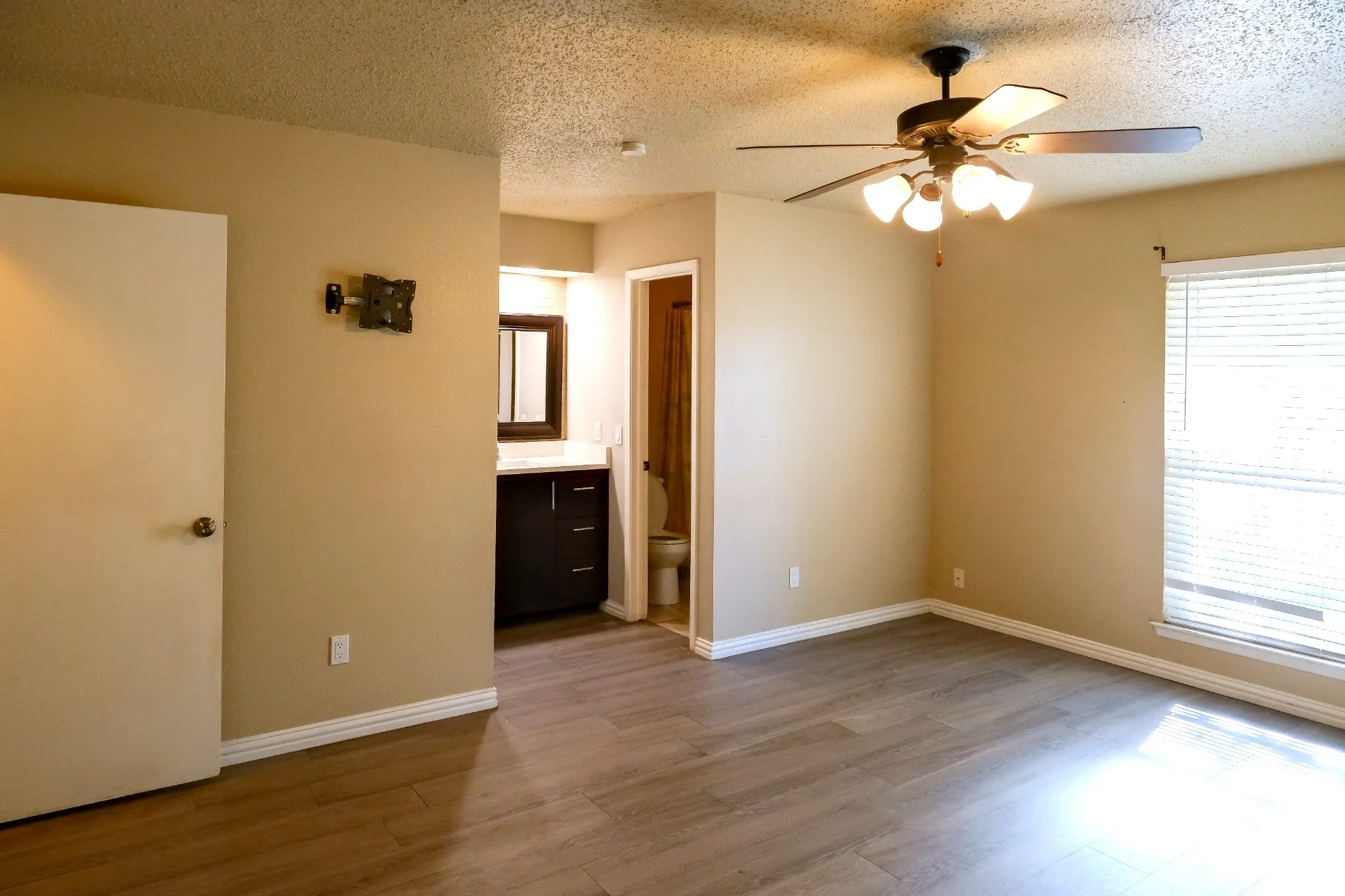 Single Family Residence For Rent in Tarrant County , 4915 S Prairieview Court, Arlington, Texas 76017, 3 Bedroom, 2 Bathroom, 2 Garage spaces, 1,345 Sqft, built in 1981, mls#21361177, Real Estate Agent in Arlington, Homes For Rent in Tarrant county, Homes For Rent in Arlington, Realtor in Arlington Texas, Real Estate Brokerage Independent Realty Texas, Luminita Cordes Realtor