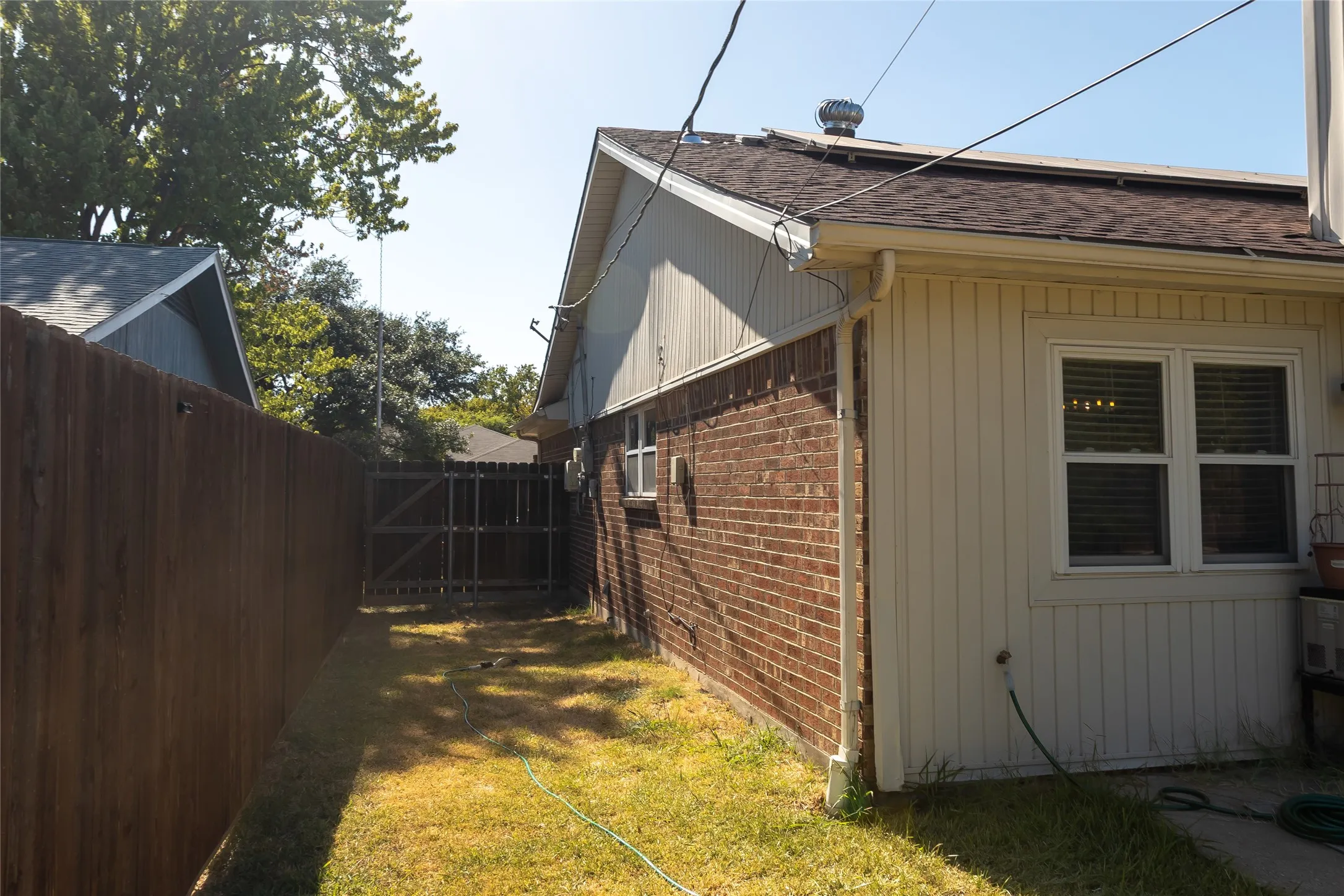 Single Family Residence For Rent in Tarrant County , 4915 S Prairieview Court, Arlington, Texas 76017, 3 Bedroom, 2 Bathroom, 2 Garage spaces, 1,345 Sqft, built in 1981, mls#21361177, Real Estate Agent in Arlington, Homes For Rent in Tarrant county, Homes For Rent in Arlington, Realtor in Arlington Texas, Real Estate Brokerage Independent Realty Texas, Luminita Cordes Realtor