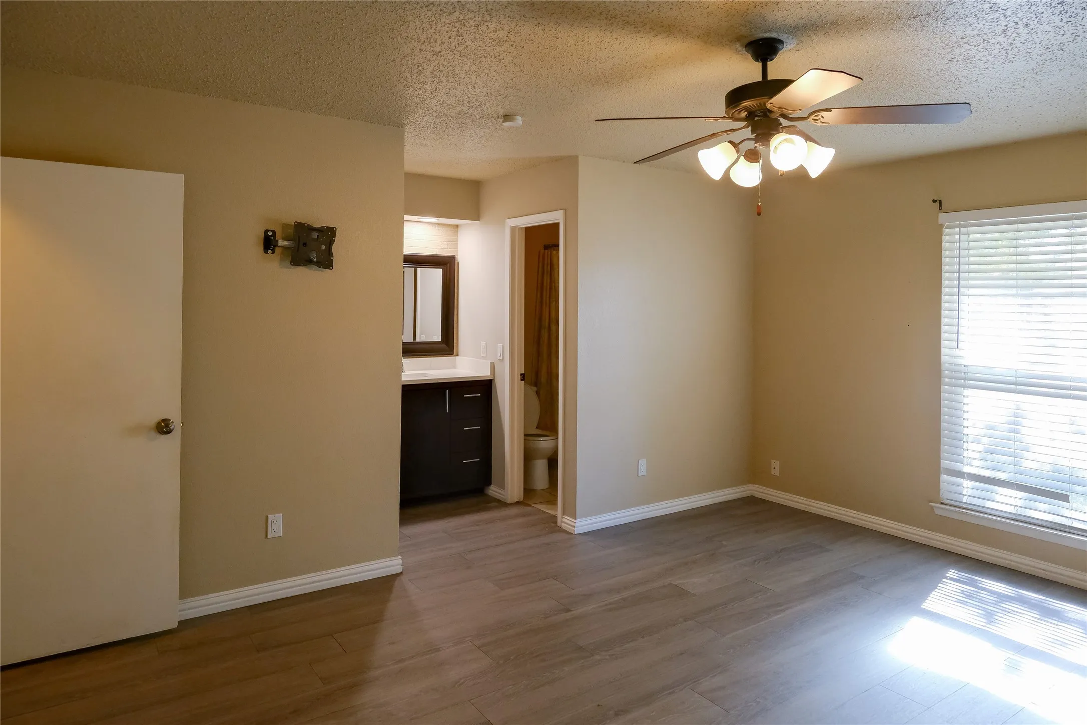 Single Family Residence For Rent in Tarrant County , 4915 S Prairieview Court, Arlington, Texas 76017, 3 Bedroom, 2 Bathroom, 2 Garage spaces, 1,345 Sqft, built in 1981, mls#21361177, Real Estate Agent in Arlington, Homes For Rent in Tarrant county, Homes For Rent in Arlington, Realtor in Arlington Texas, Real Estate Brokerage Independent Realty Texas, Luminita Cordes Realtor